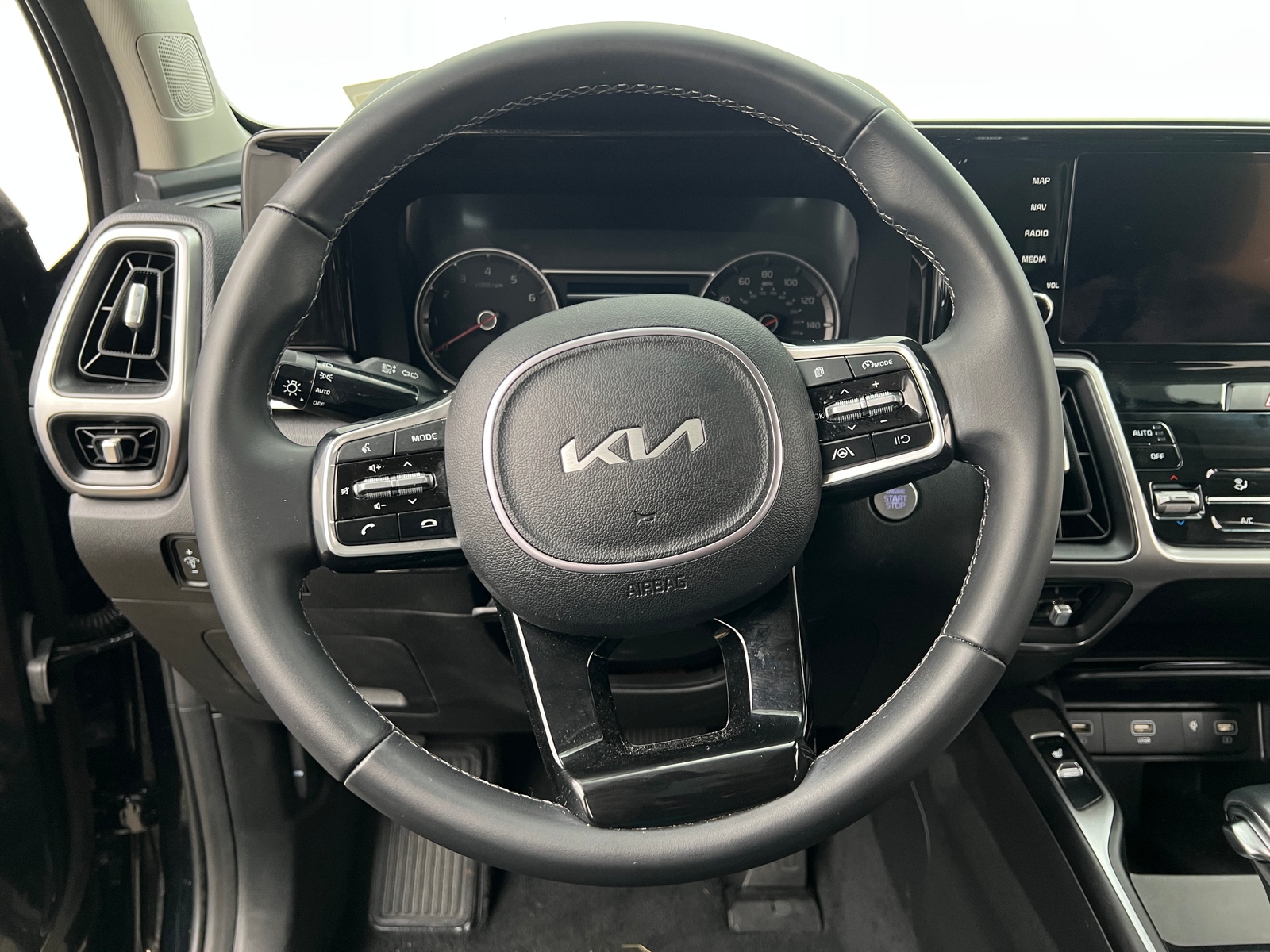 Thumbnail: 2023 Kia Sorento - 4