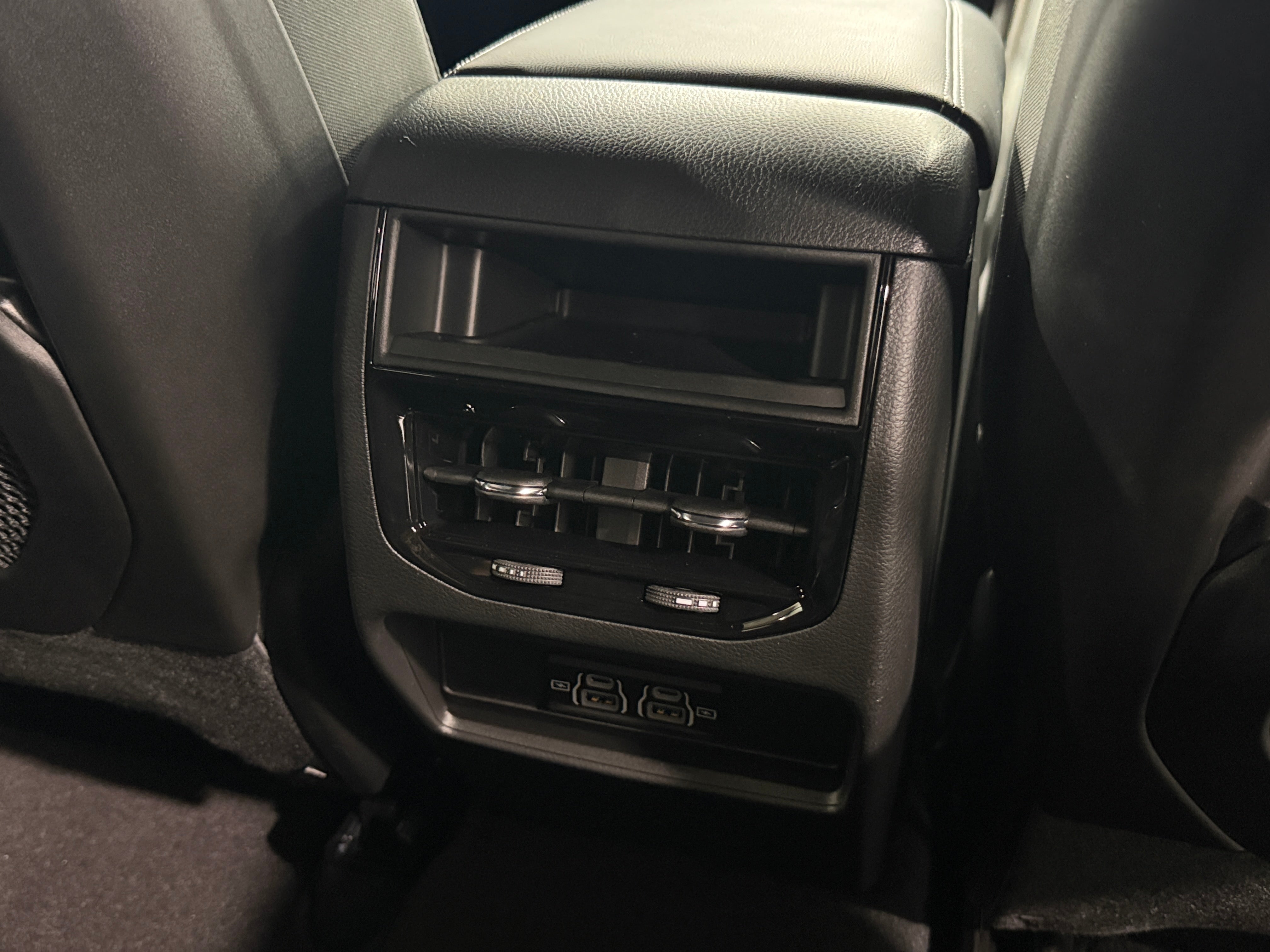2026 Jeep Grand Cherokee Laredo's photo
