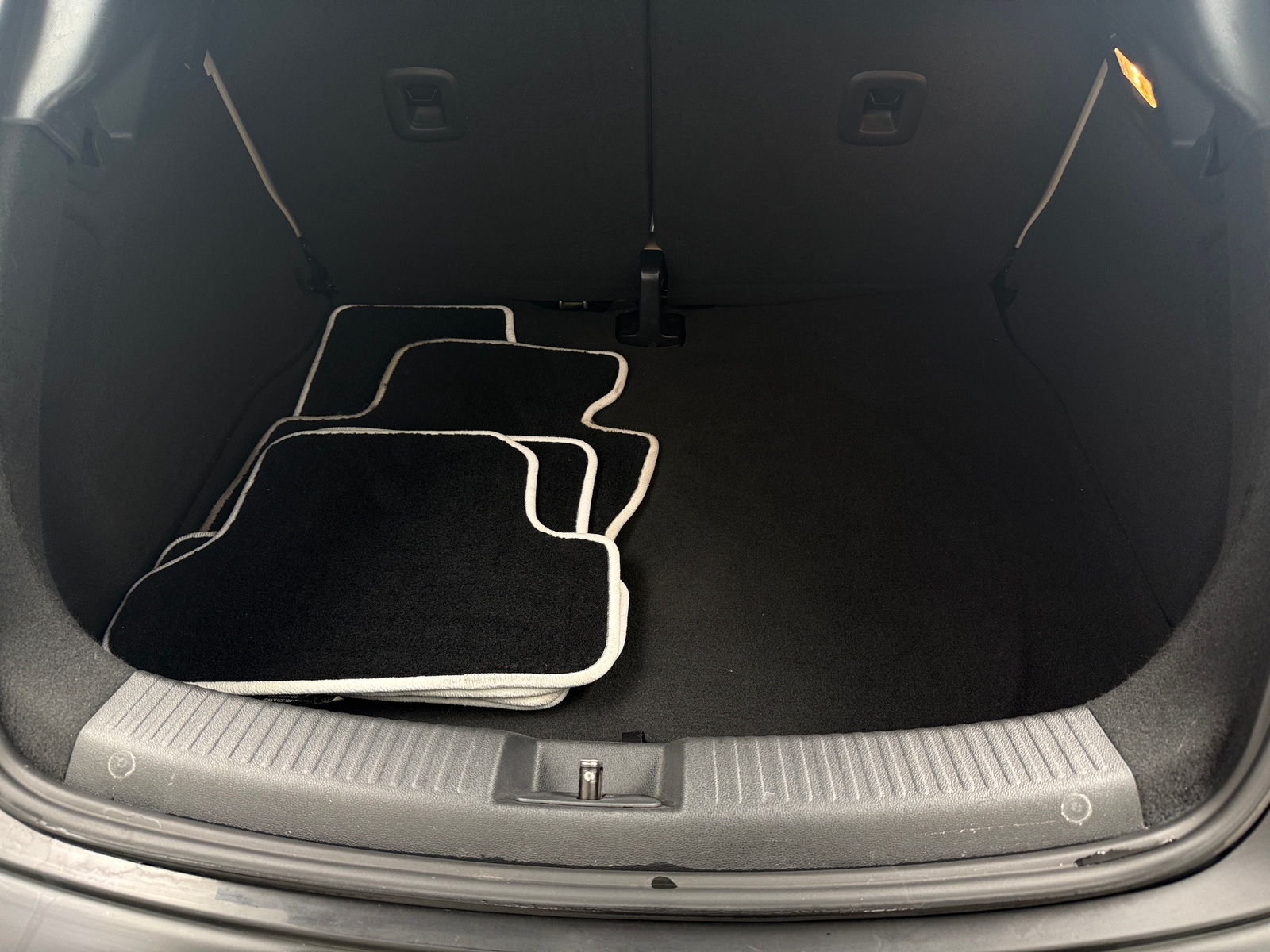 Thumbnail: 2013 Volkswagen Beetle - 6