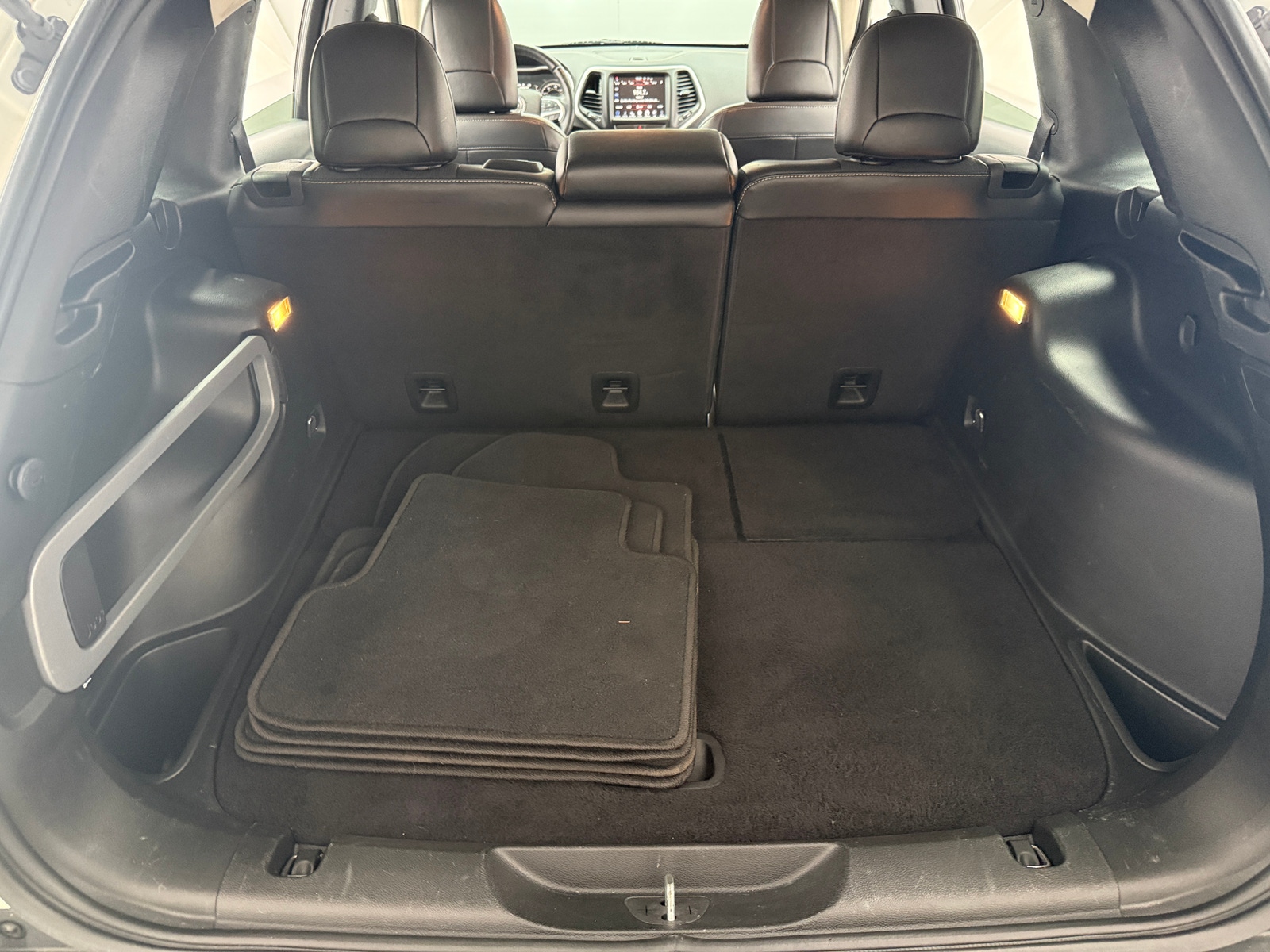 Thumbnail: 2018 Jeep Cherokee - 7