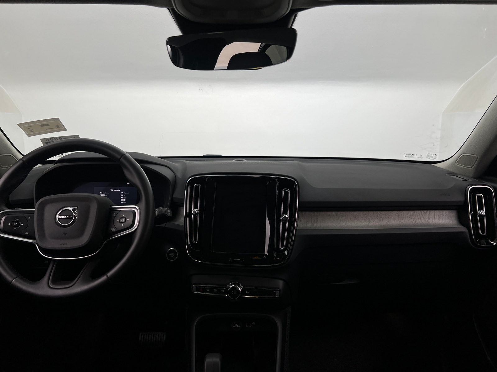 Thumbnail: 2025 Volvo XC40 - 3