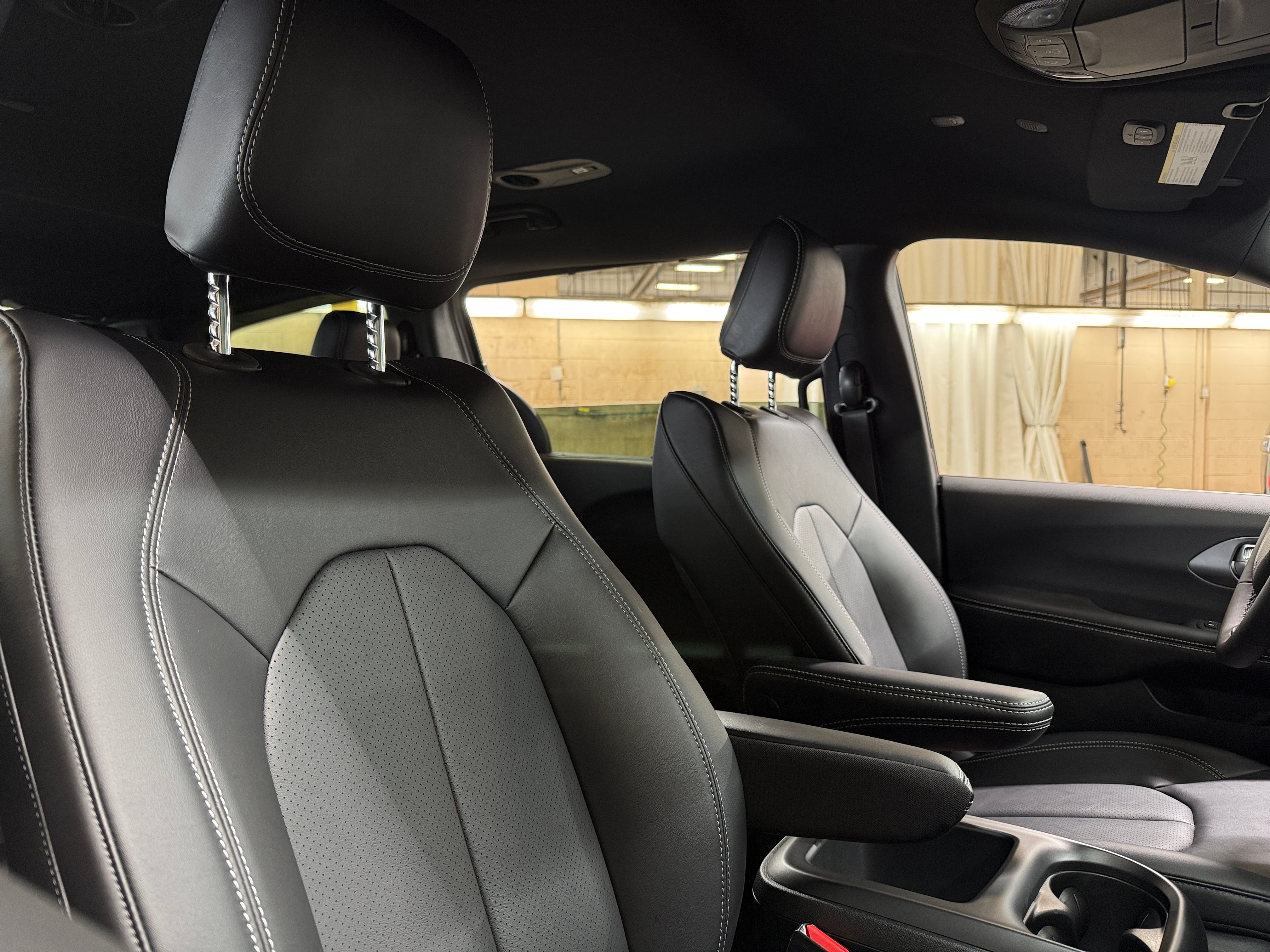 2026 Chrysler Pacifica Select's photo