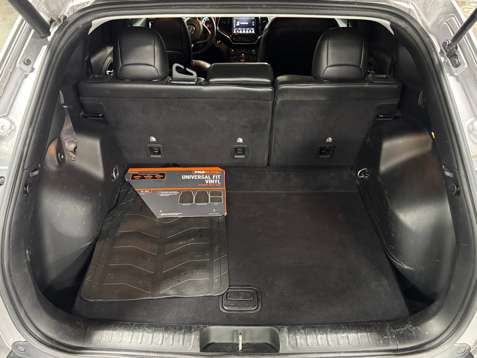 Thumbnail: 2019 Jeep Cherokee - 6