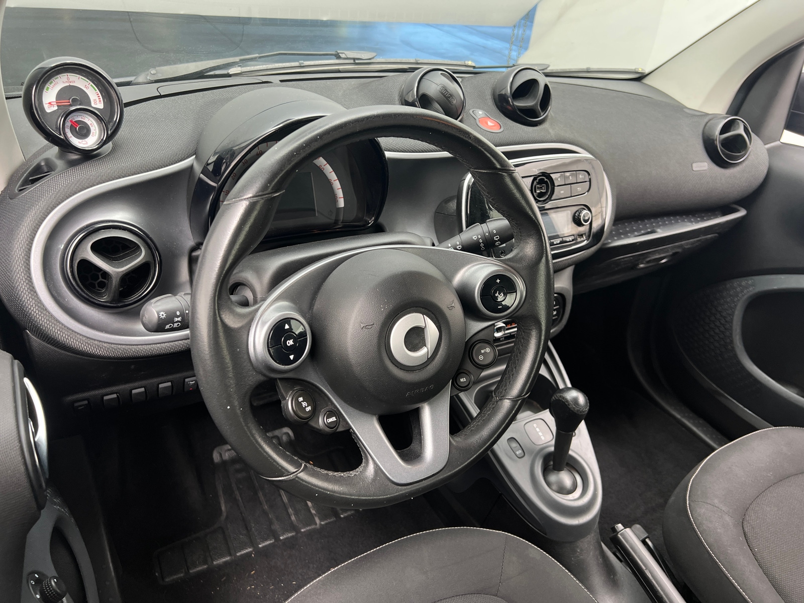 Thumbnail: 2018 smart fortwo - 3