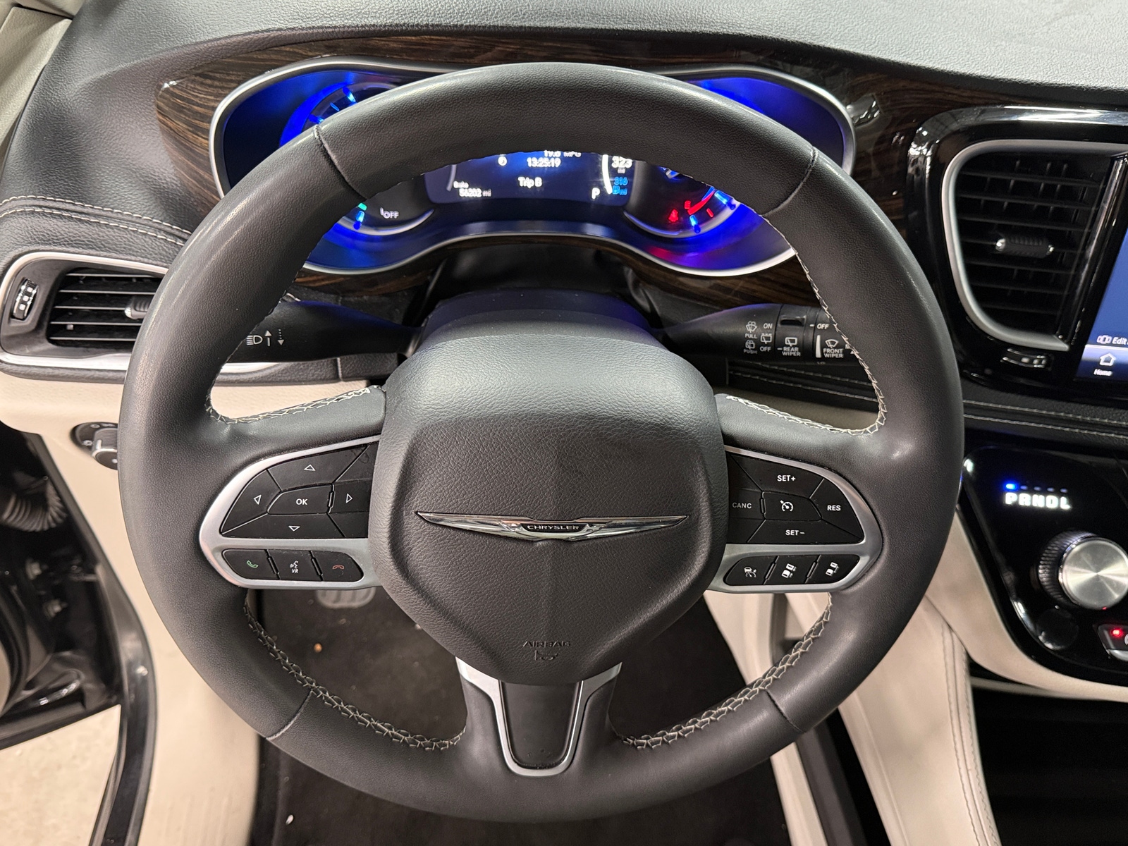 Thumbnail: 2023 Chrysler Pacifica - 5