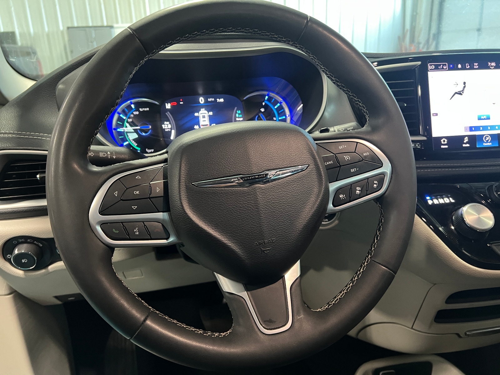 Thumbnail: 2023 Chrysler Pacifica - 4