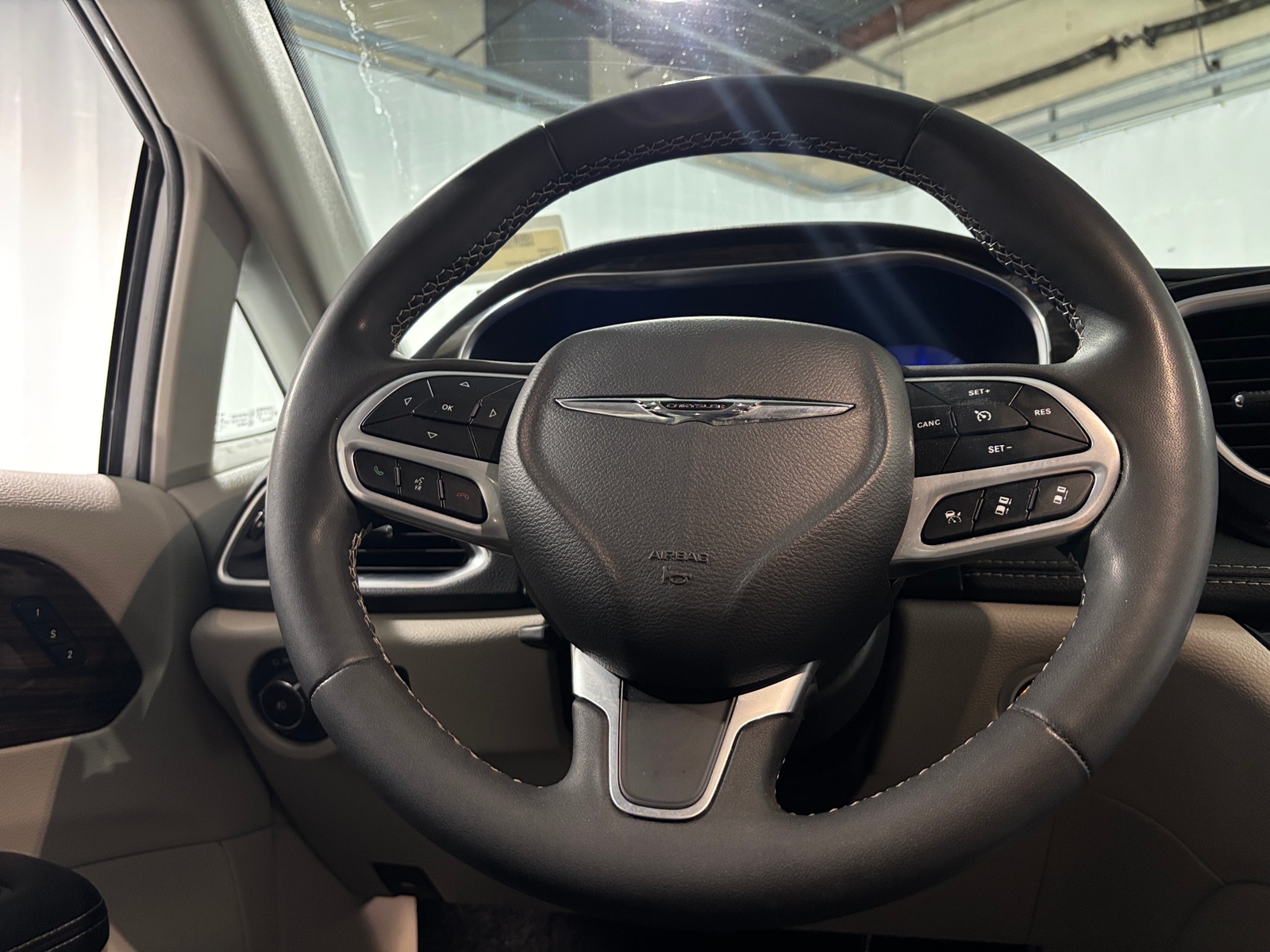 Thumbnail: 2022 Chrysler Pacifica - 4