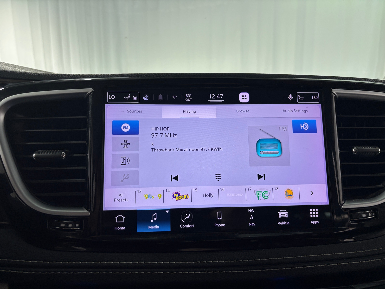 Thumbnail: 2022 Chrysler Pacifica - 3