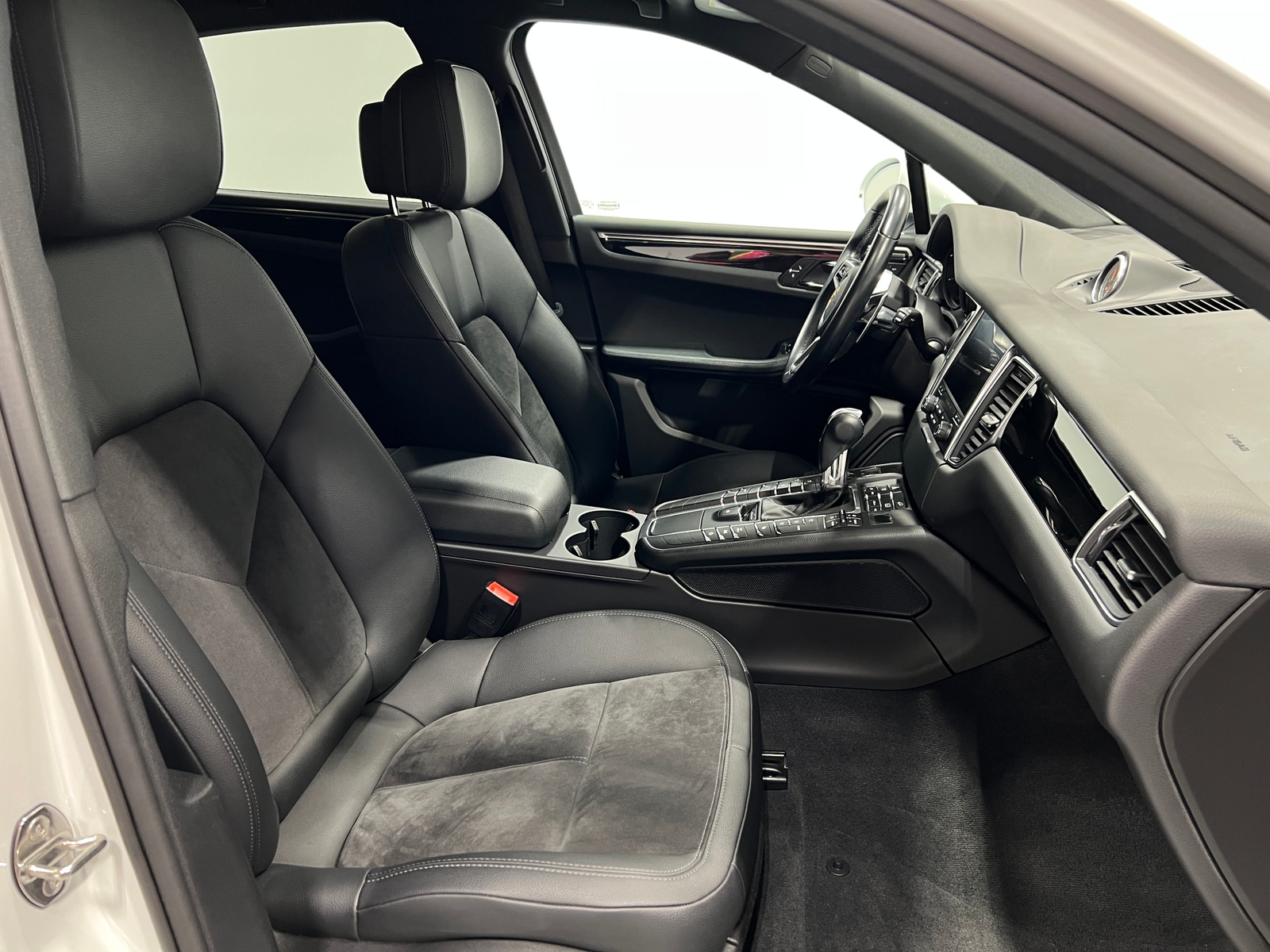 Thumbnail: 2017 Porsche Macan - 2