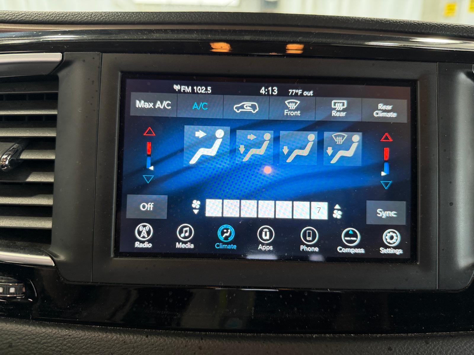 Thumbnail: 2021 Chrysler Voyager - 4