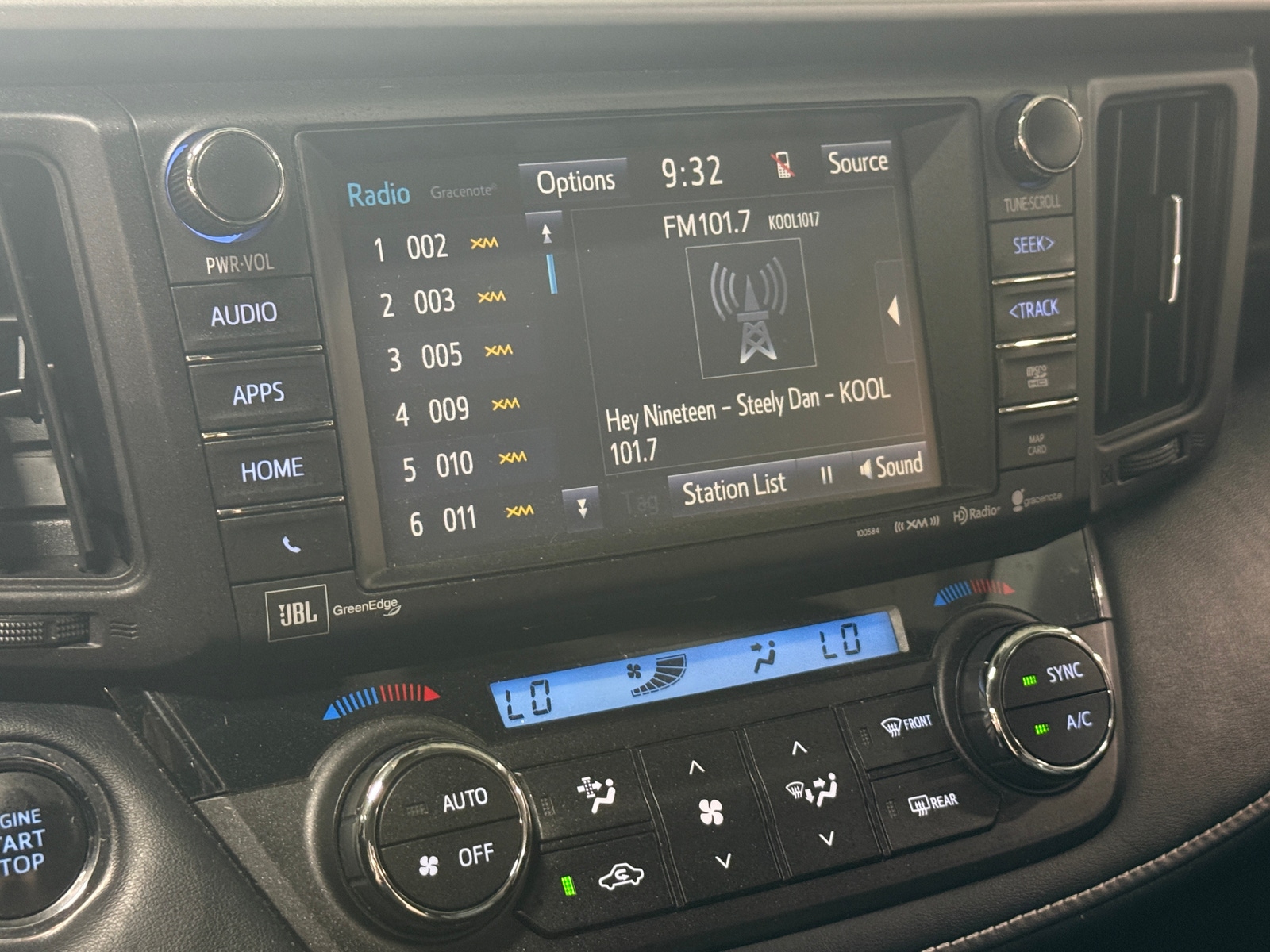 Thumbnail: 2018 Toyota RAV4 - 3