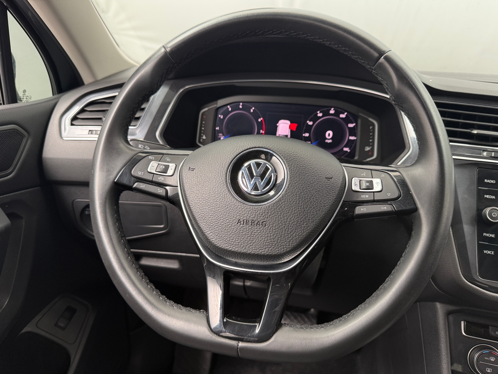 Thumbnail: 2020 Volkswagen Tiguan - 4