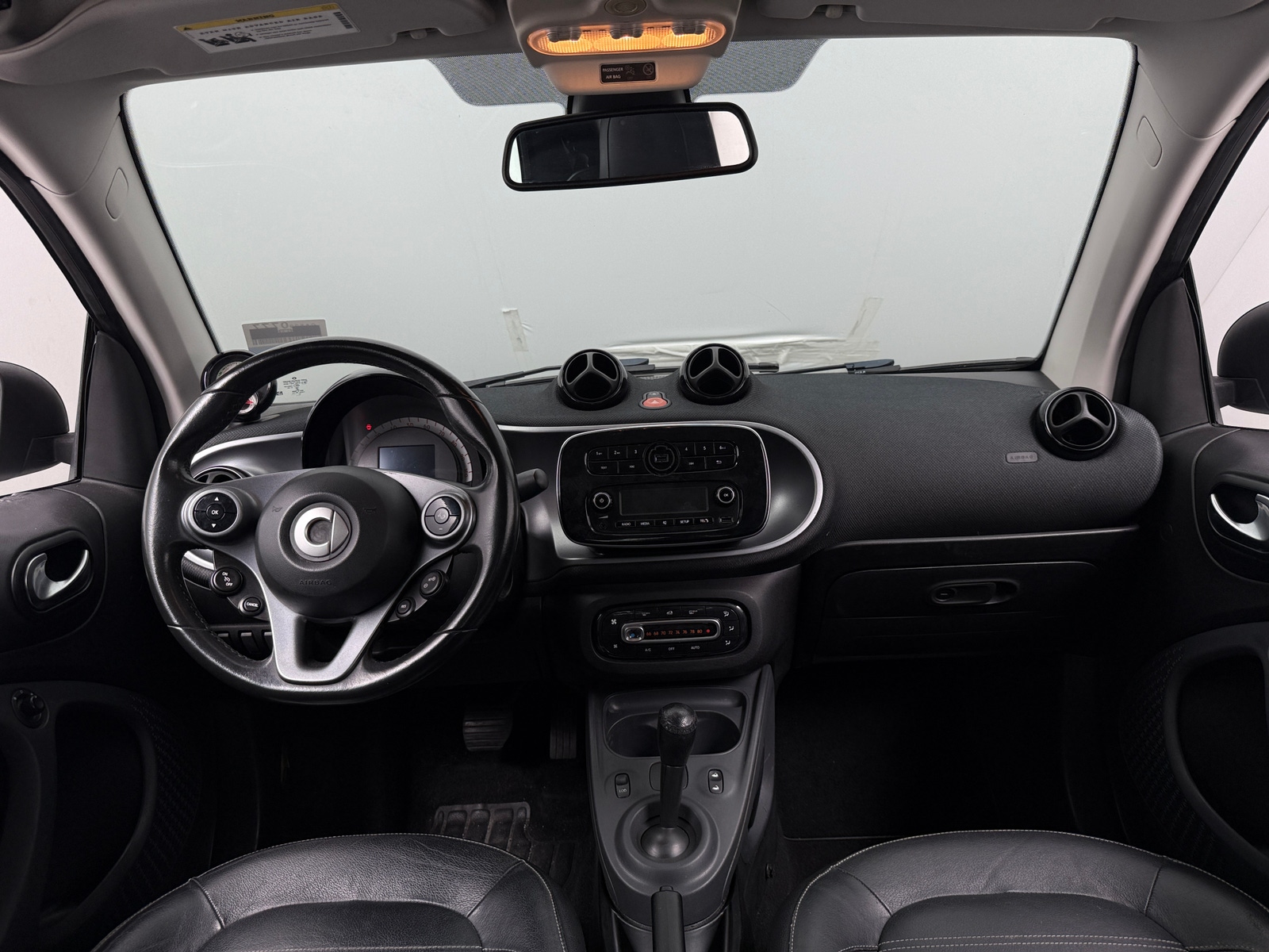 Thumbnail: 2018 smart fortwo - 3
