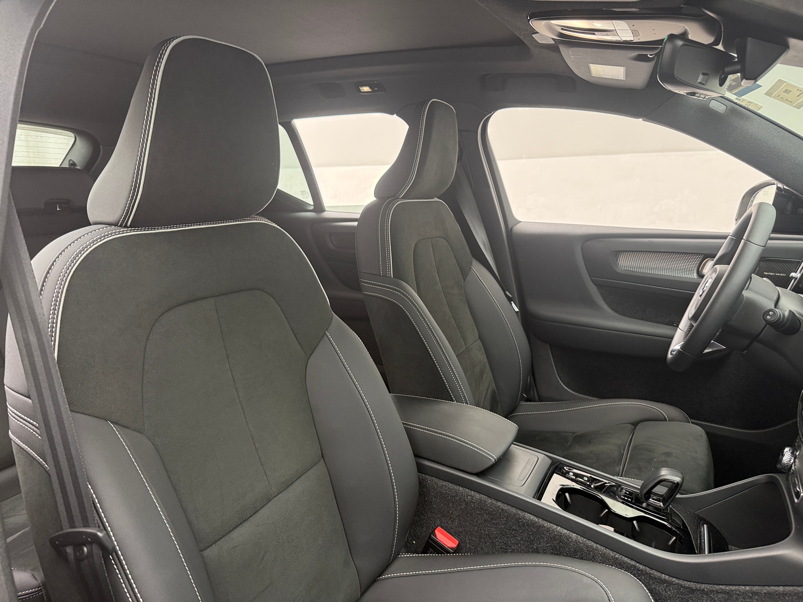 Thumbnail: 2023 Volvo XC40 - 2
