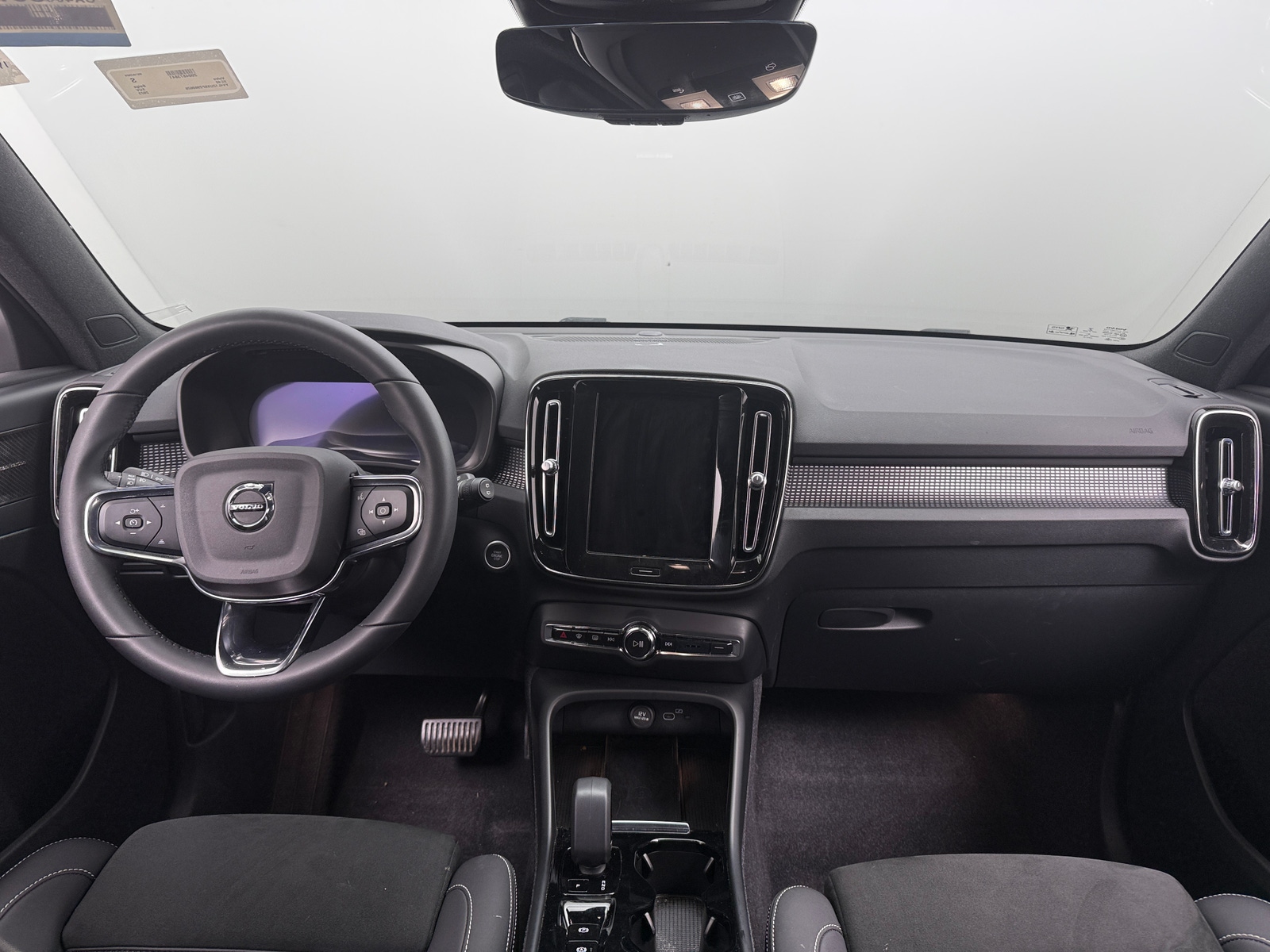 Thumbnail: 2023 Volvo XC40 - 3
