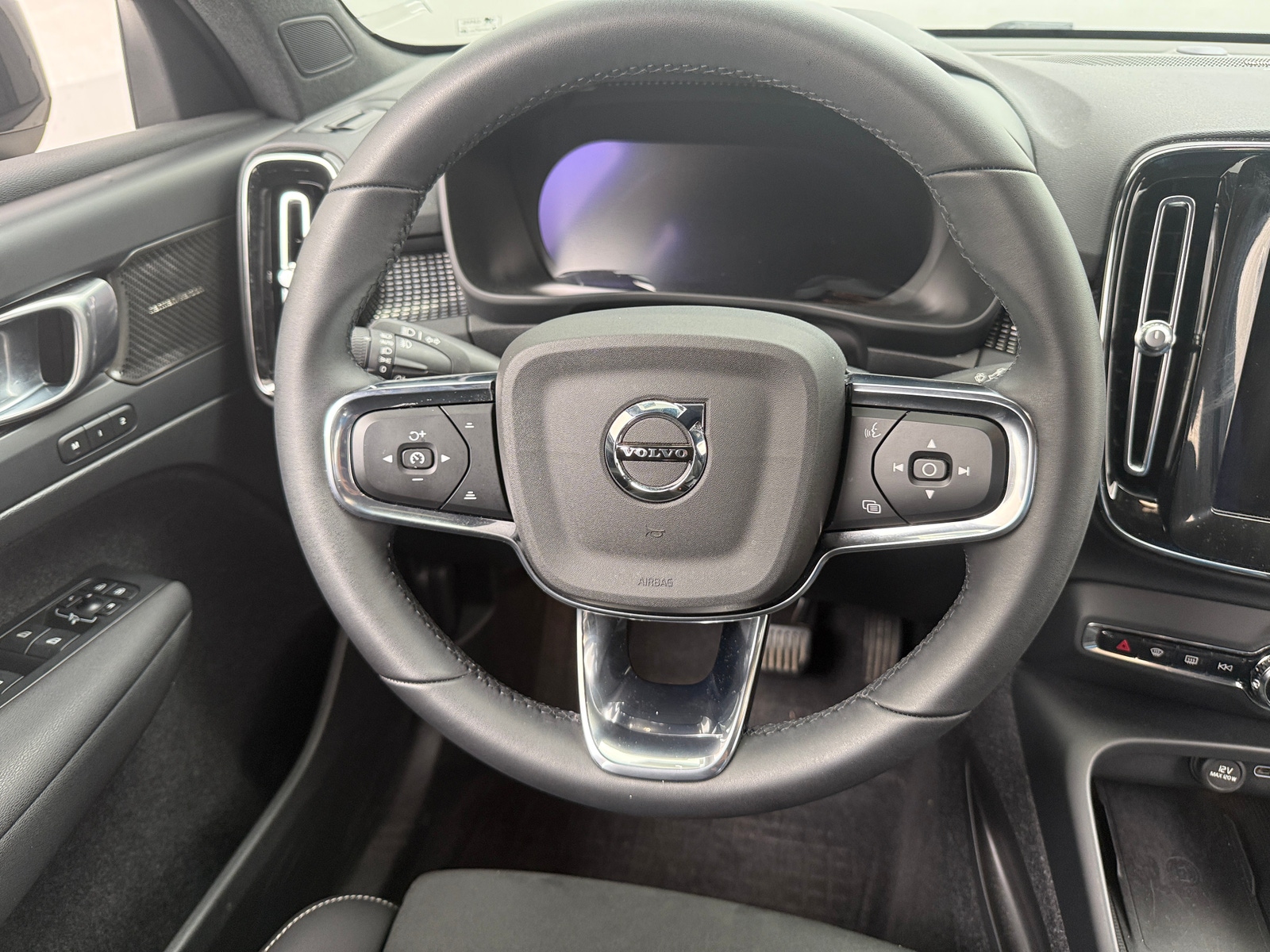 Thumbnail: 2023 Volvo XC40 - 5