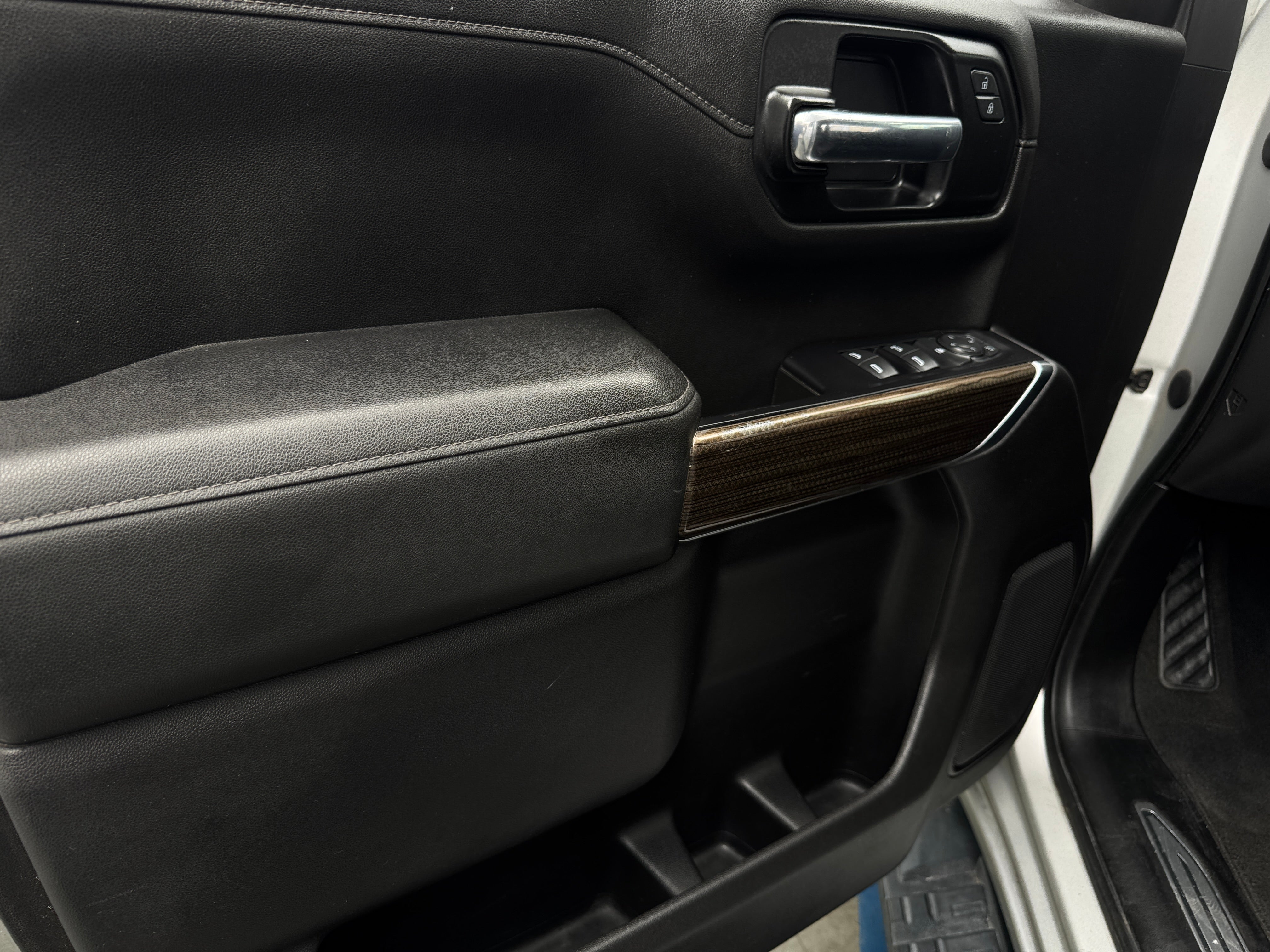 Used 2020 Chevrolet Silverado 1500 LT with VIN 3GCPWCEK9LG382375 for sale in Little Rock