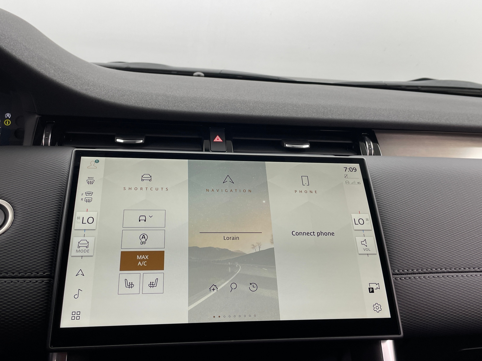 Thumbnail: 2024 Land Rover Discovery Sport - 3