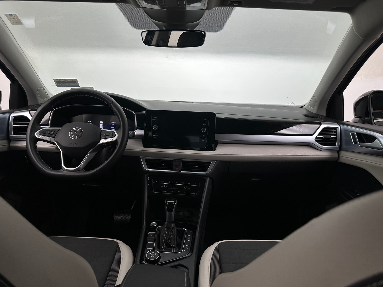 Thumbnail: 2025 Volkswagen Taos - 3