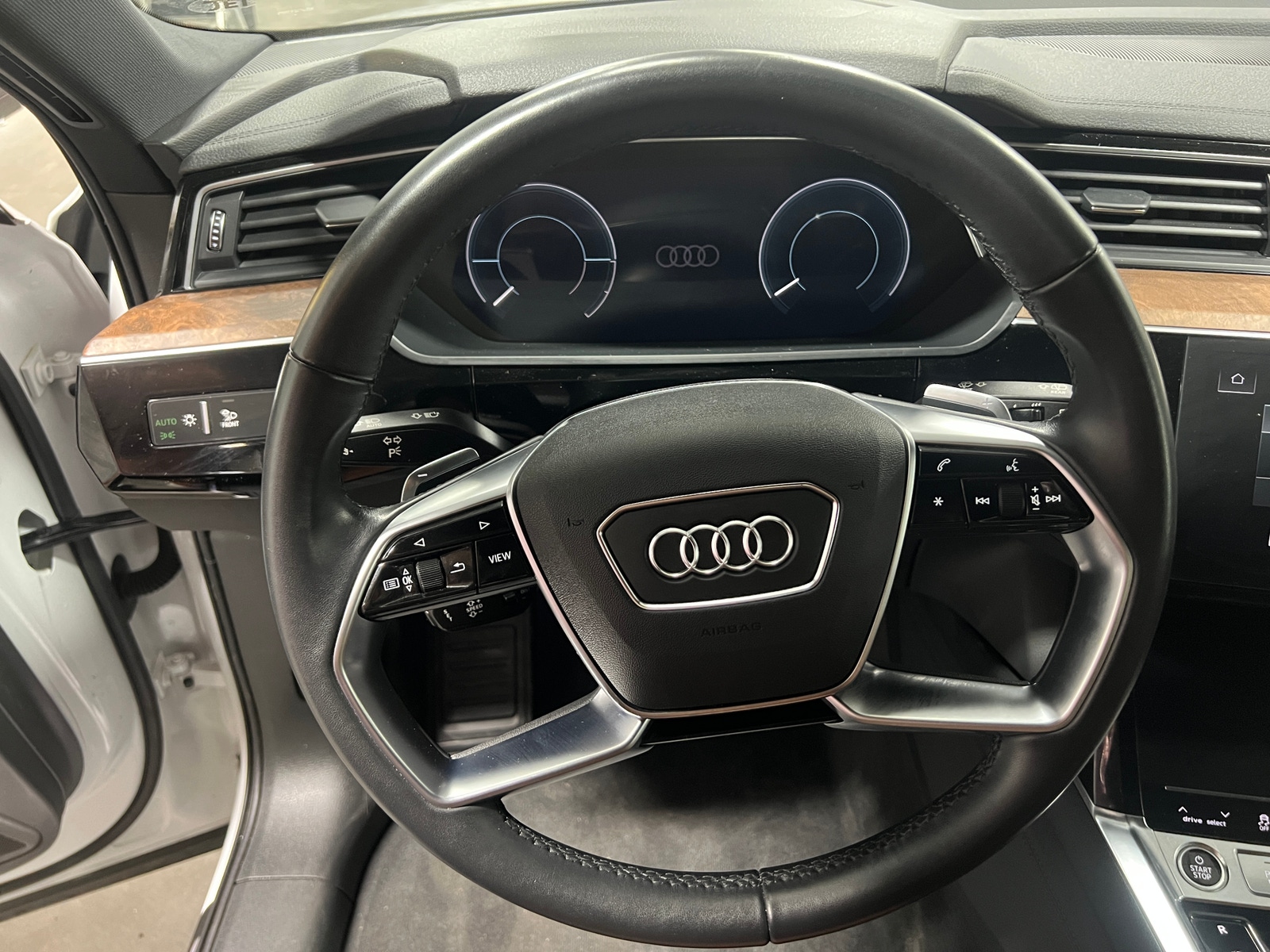 Thumbnail: 2022 Audi e-tron - 4