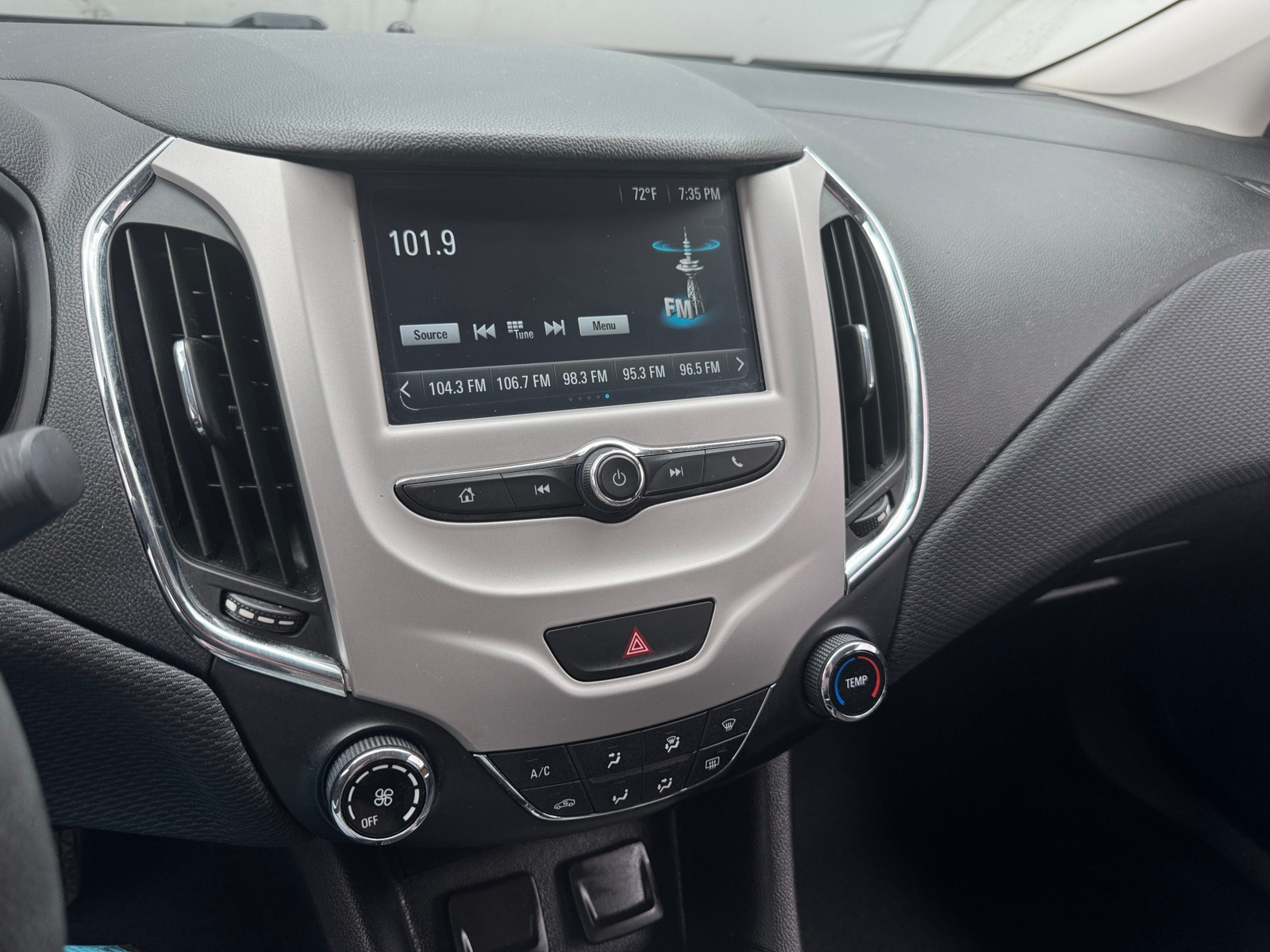 Thumbnail: 2018 Chevrolet Cruze - 4