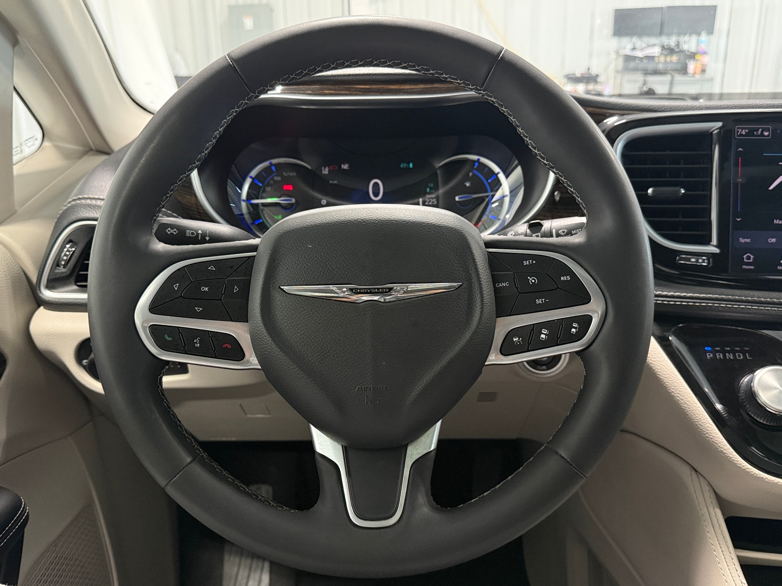 Thumbnail: 2023 Chrysler Pacifica - 4