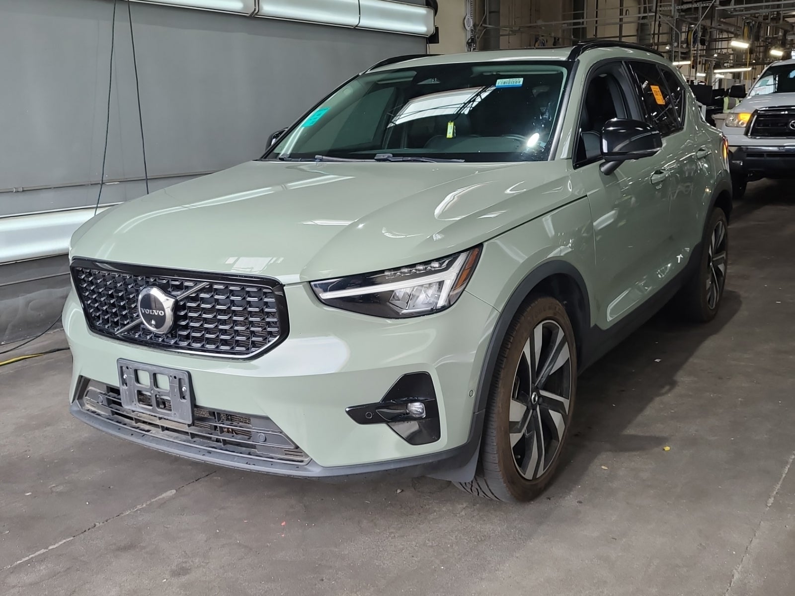 2023 Volvo XC40 Plus Dark Theme