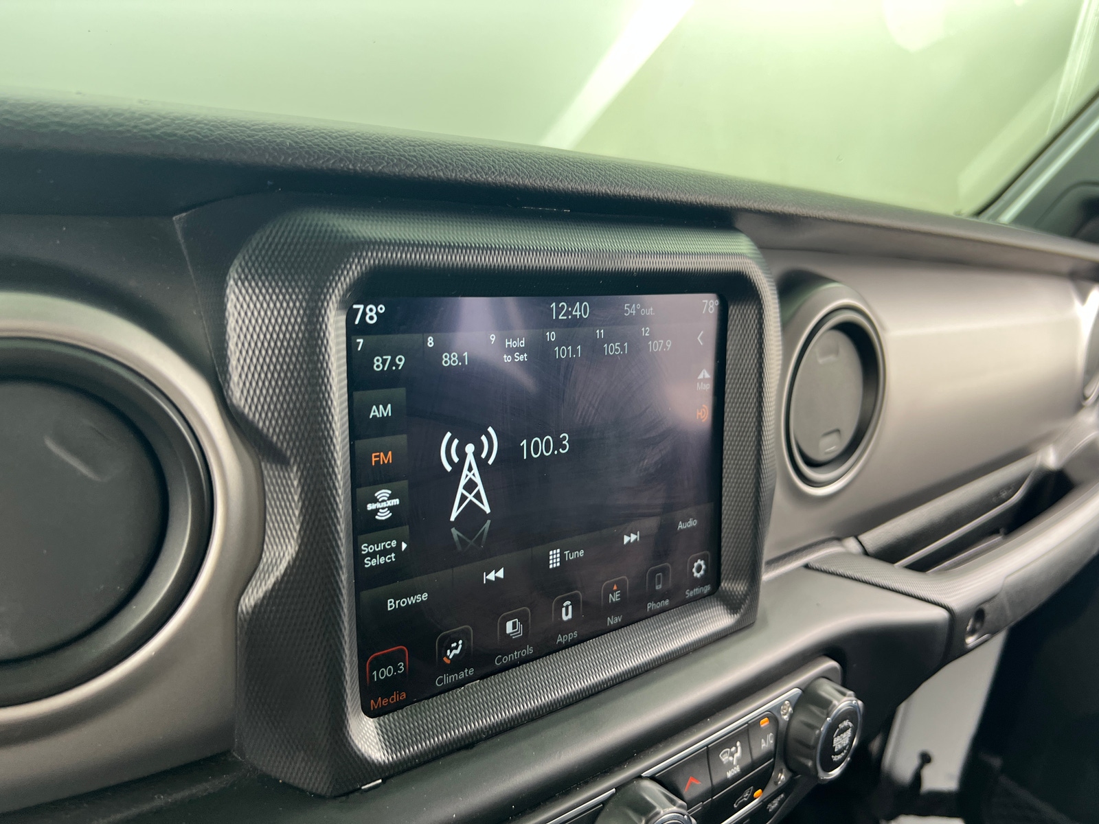 Thumbnail: 2021 Jeep Gladiator - 4