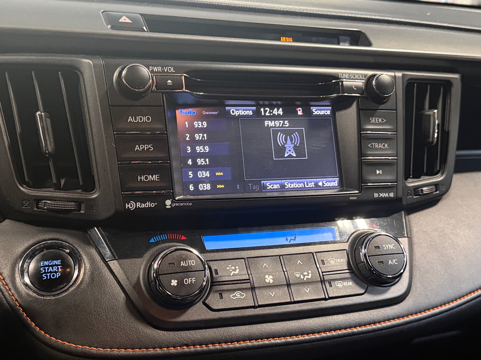 Thumbnail: 2016 Toyota RAV4 - 3