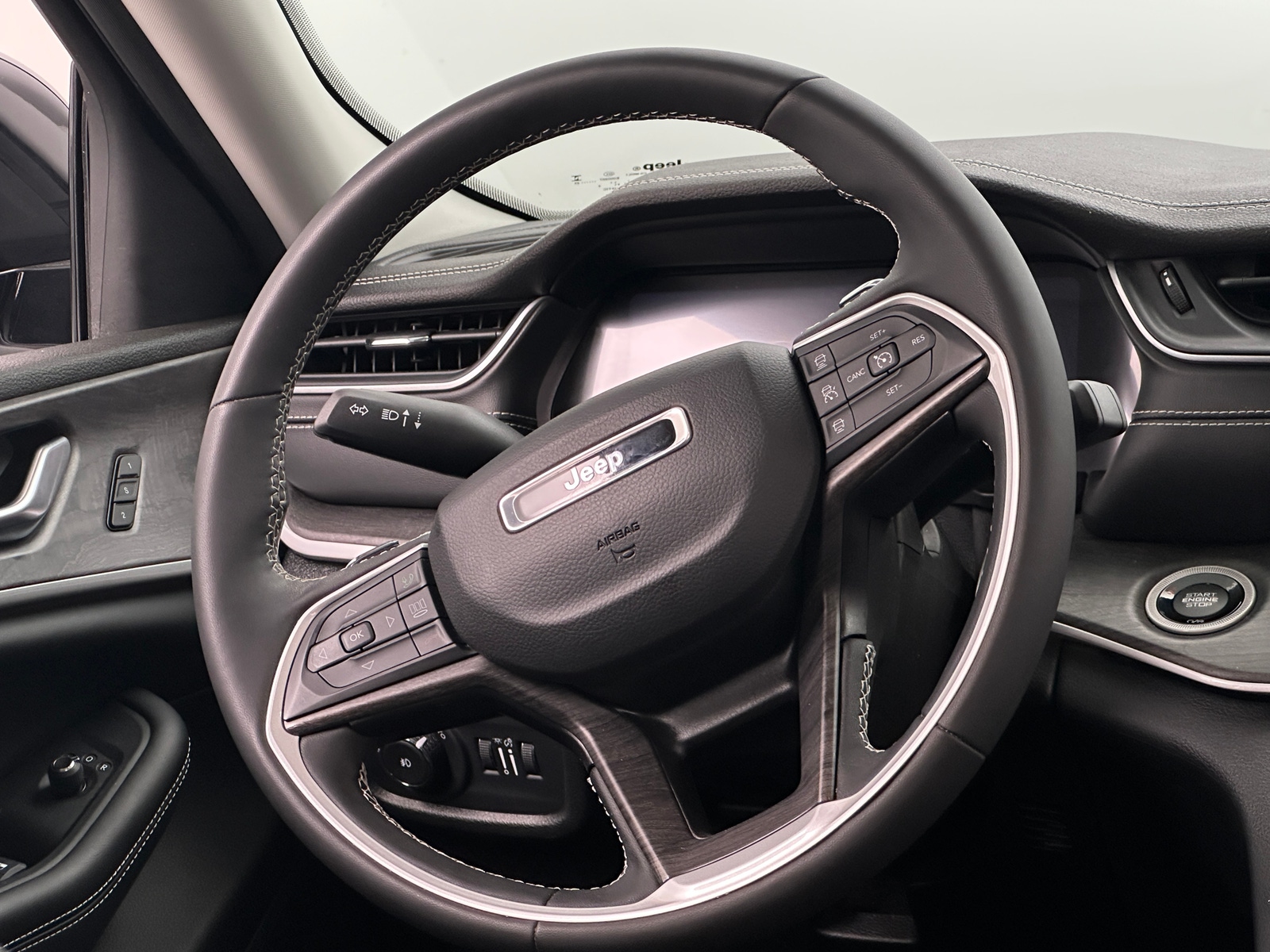 Thumbnail: 2023 Jeep Grand Cherokee L - 4