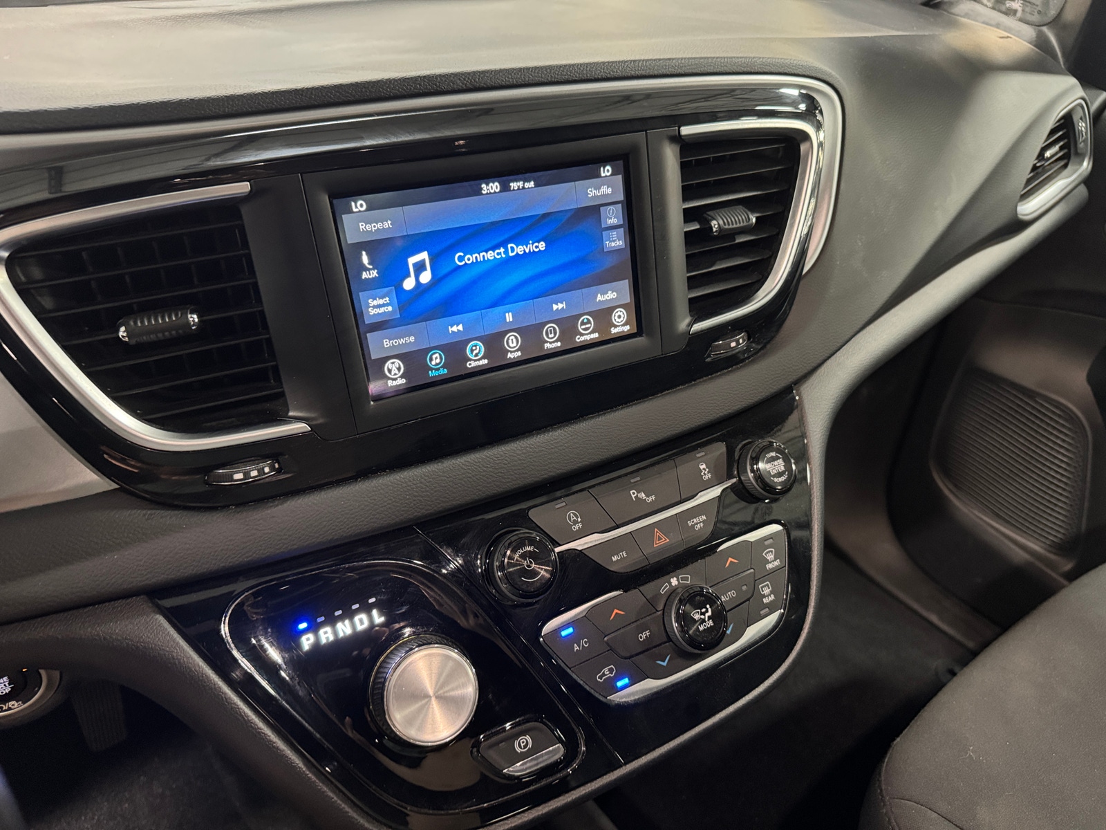 Thumbnail: 2018 Chrysler Pacifica - 4