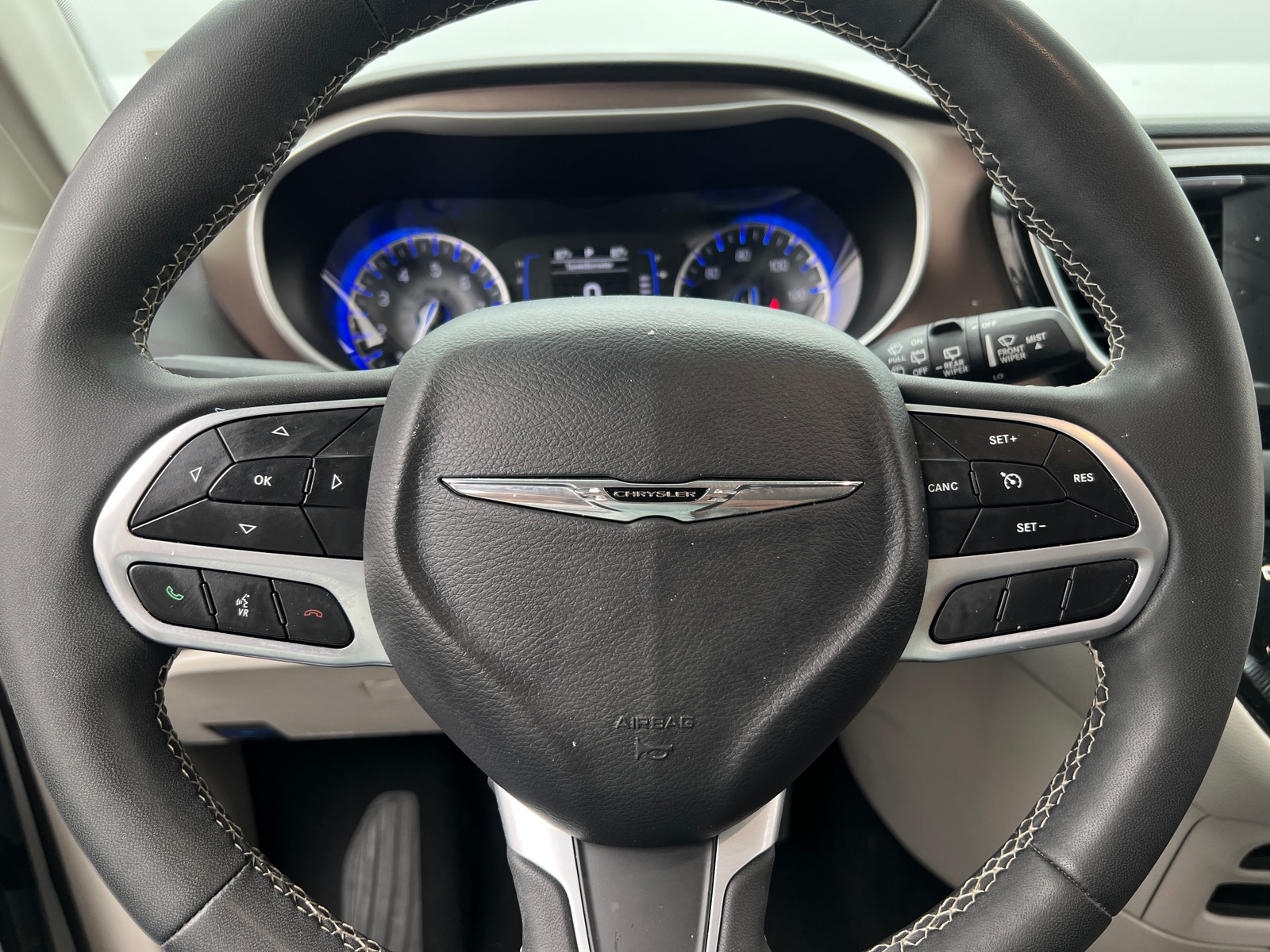 Thumbnail: 2023 Chrysler Voyager - 5
