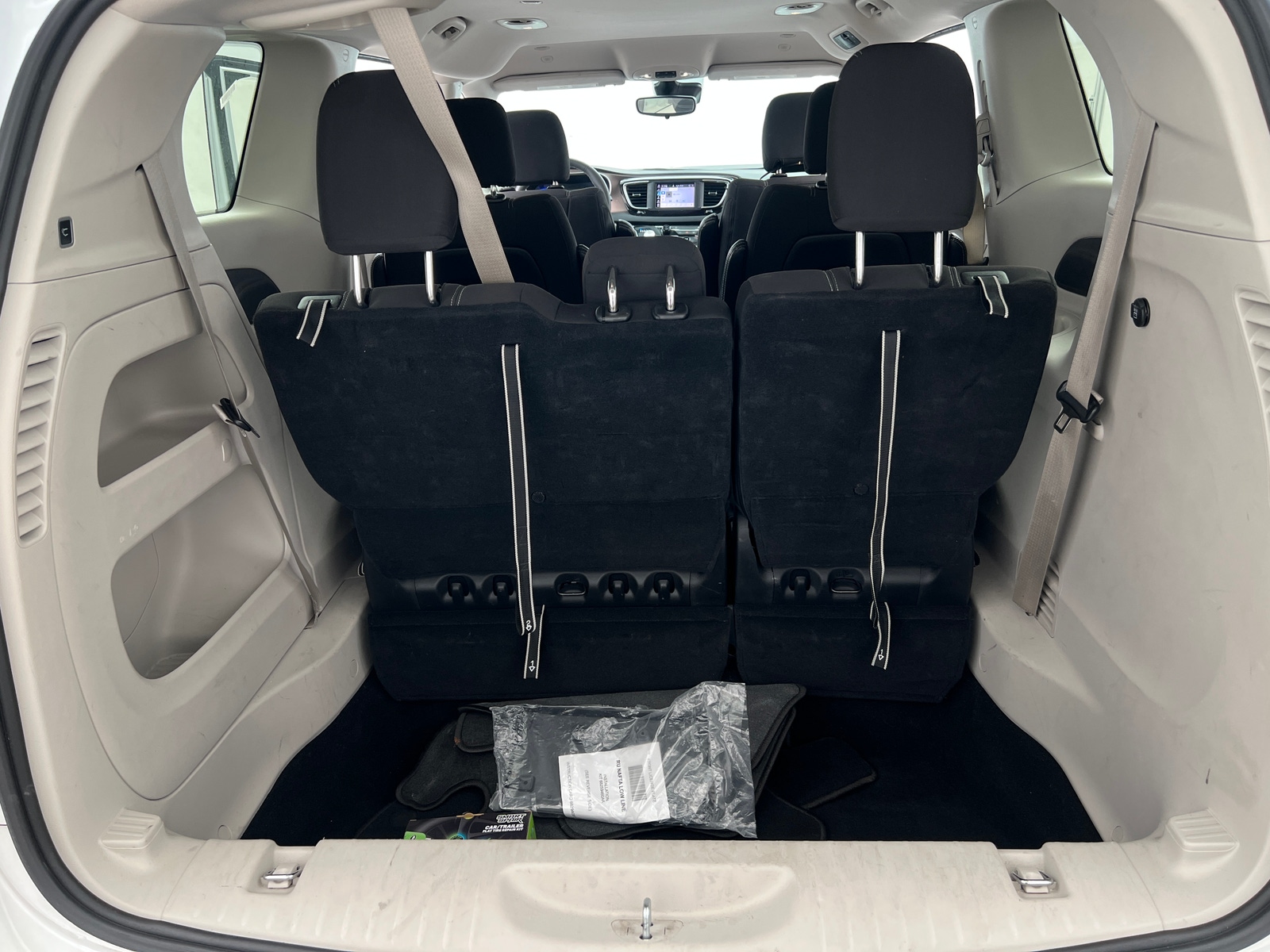 Thumbnail: 2023 Chrysler Voyager - 7