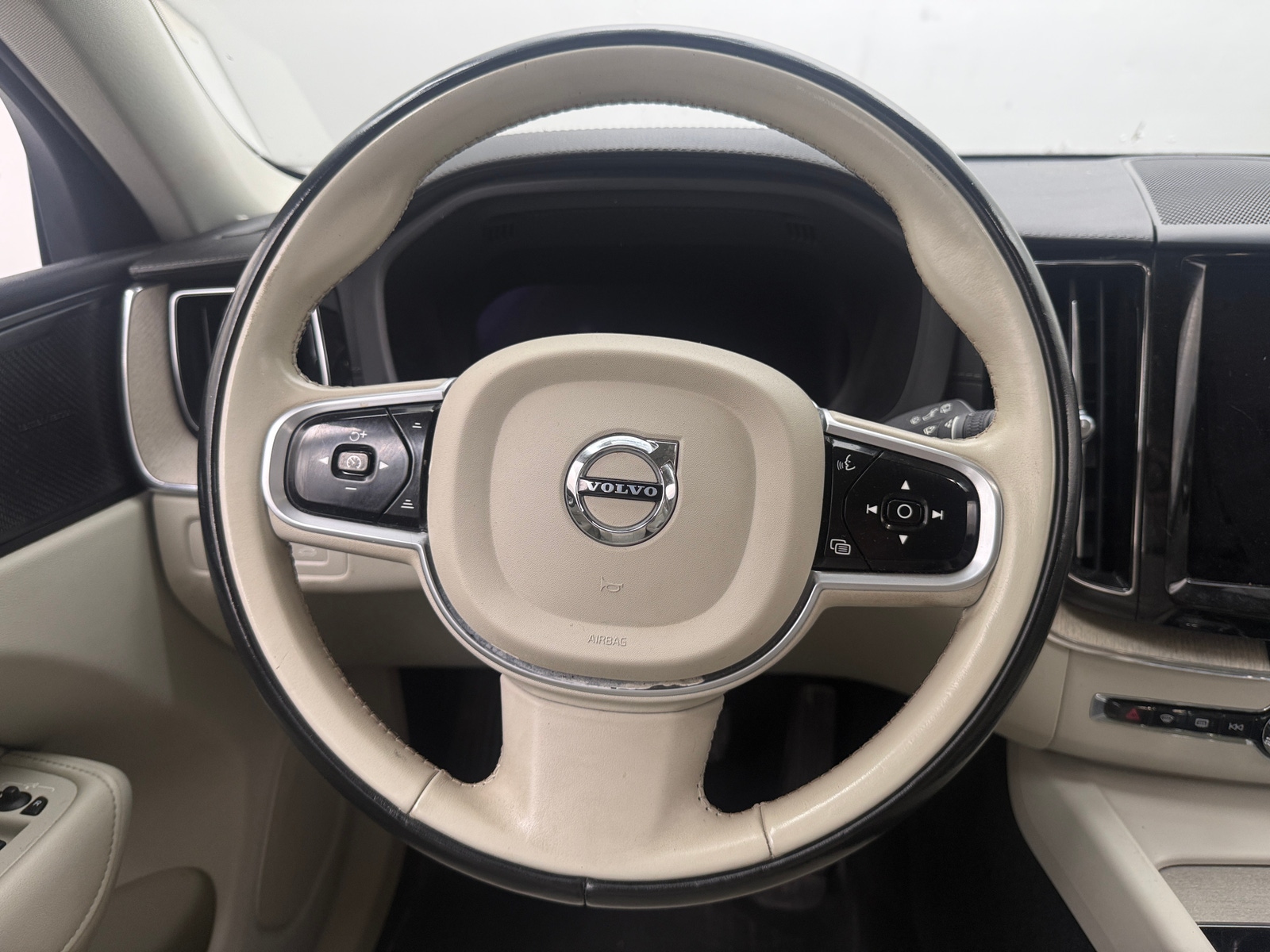 Thumbnail: 2022 Volvo XC60 - 4