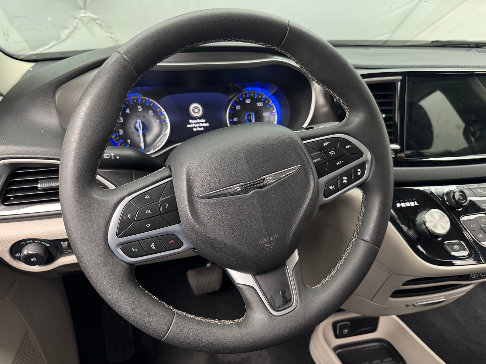 Thumbnail: 2023 Chrysler Pacifica - 4
