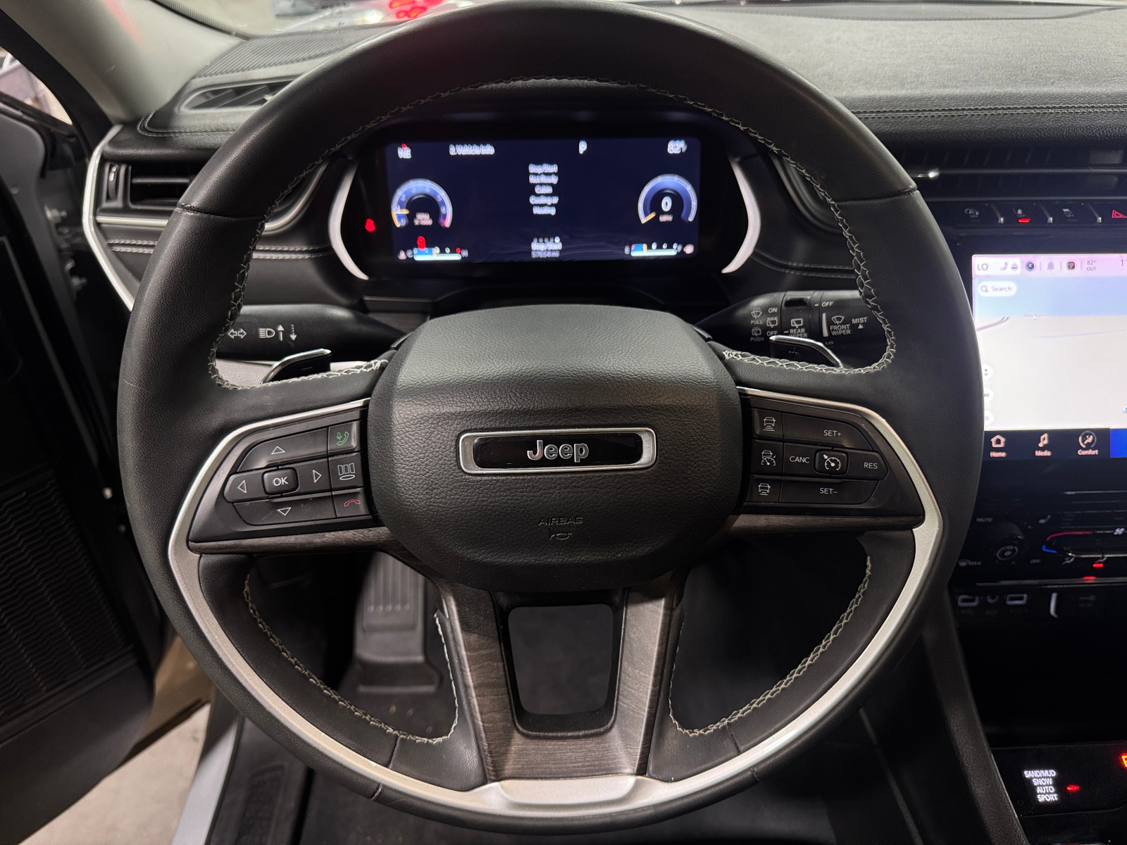 Thumbnail: 2023 Jeep Grand Cherokee L - 4