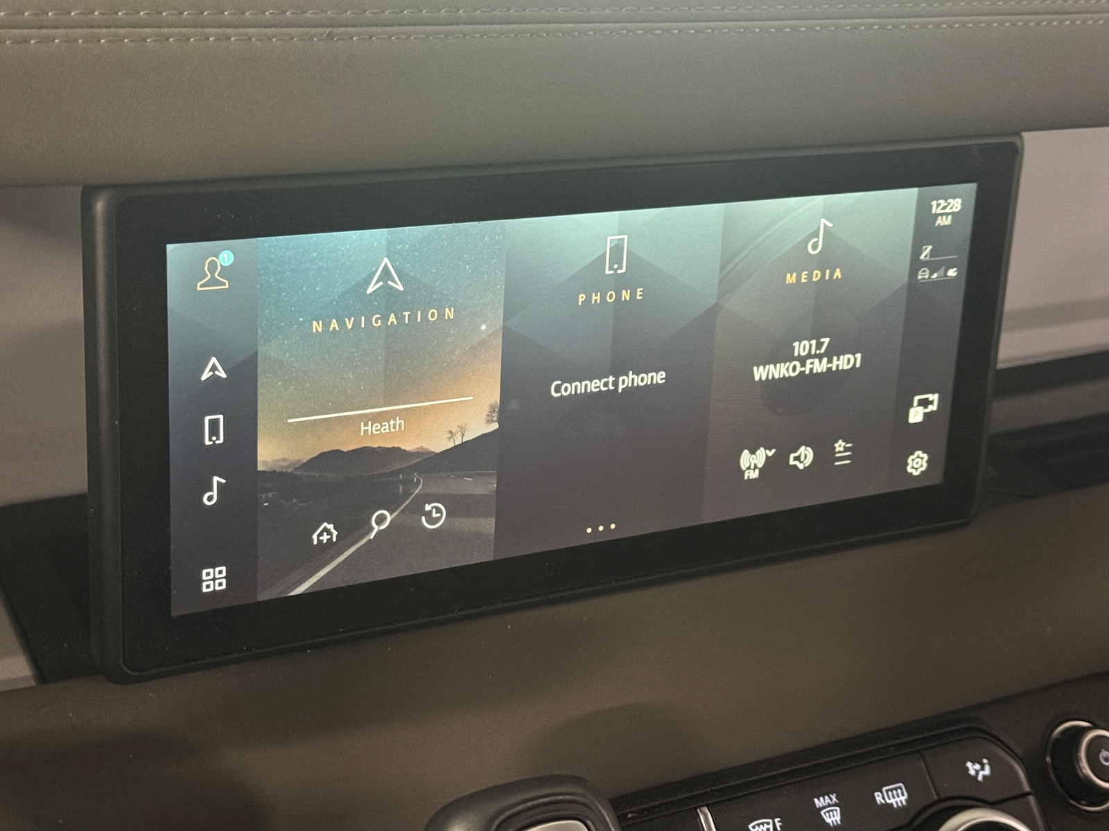 Thumbnail: 2023 Land Rover Defender - 3