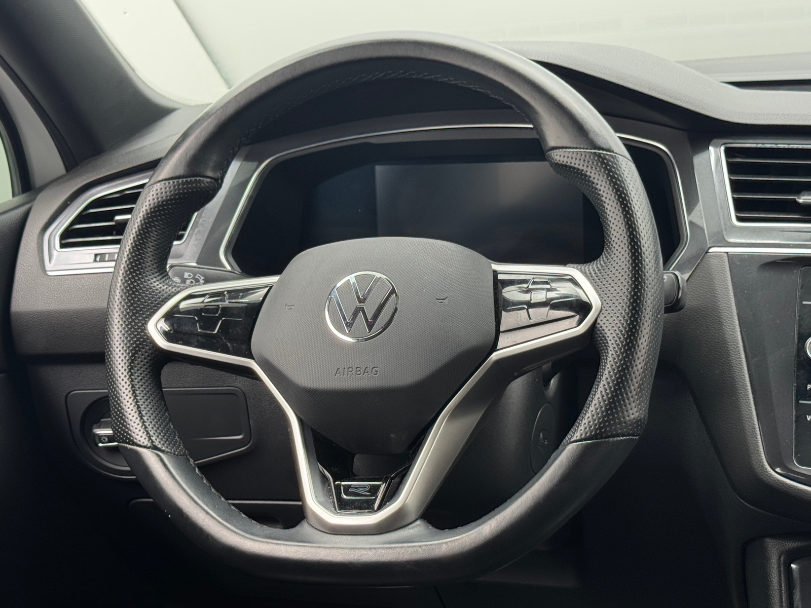 Thumbnail: 2022 Volkswagen Tiguan - 4