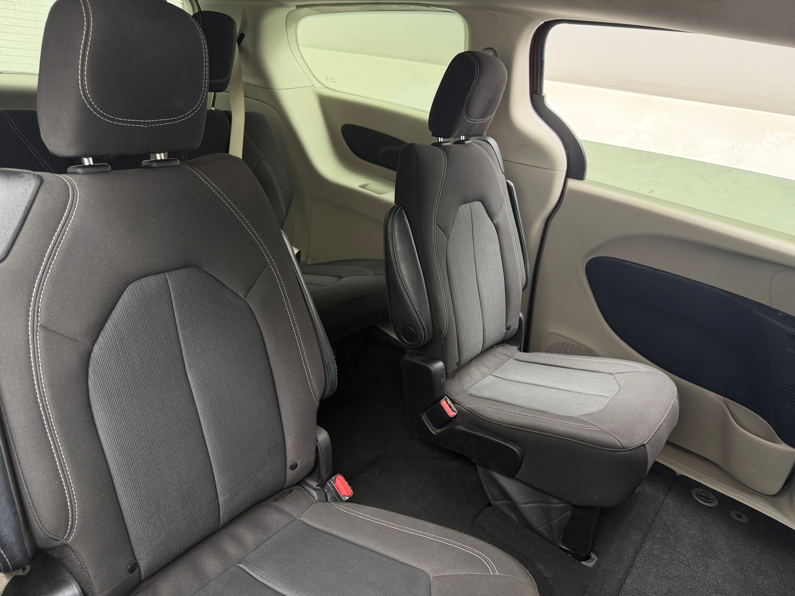 Thumbnail: 2022 Chrysler Voyager - 6