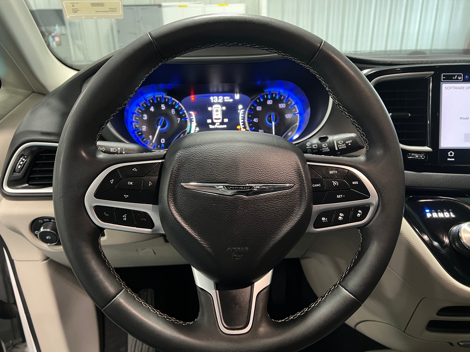 Thumbnail: 2023 Chrysler Pacifica - 4