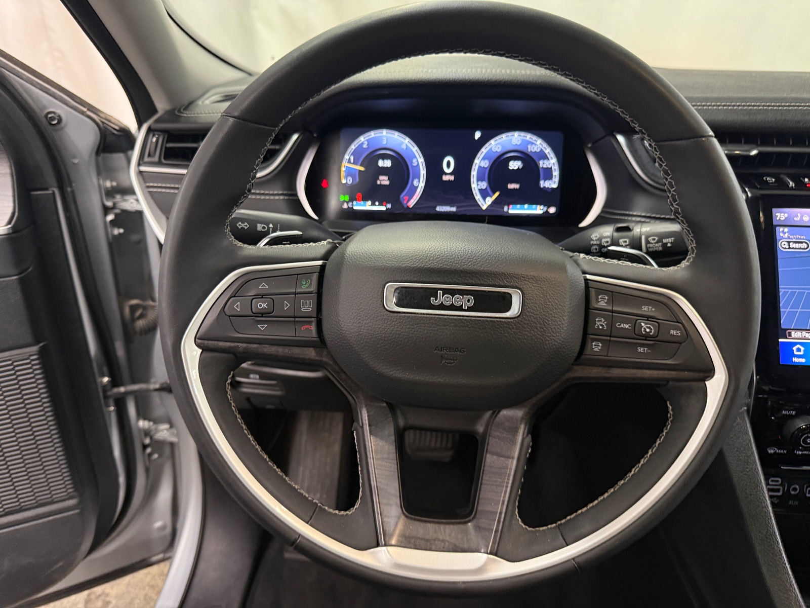 Thumbnail: 2023 Jeep Grand Cherokee L - 4