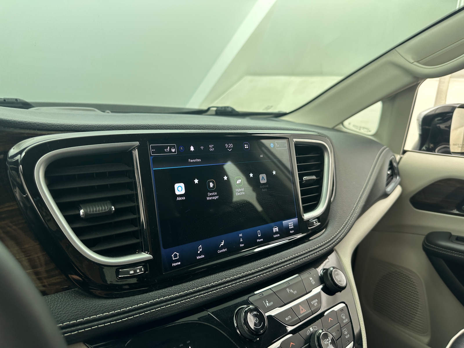 Thumbnail: 2023 Chrysler Pacifica - 3