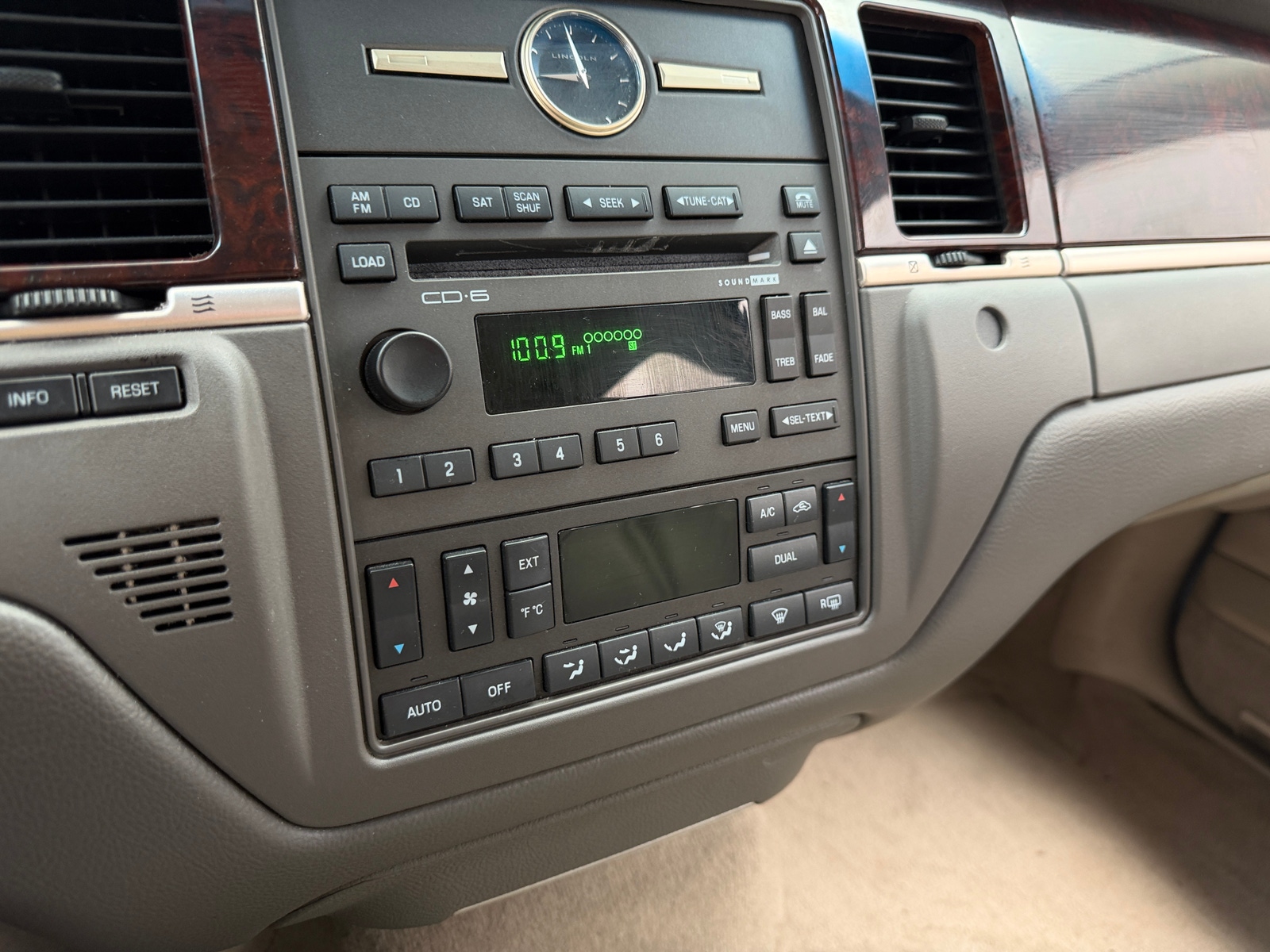 Thumbnail: 2010 Lincoln Town Car - 3