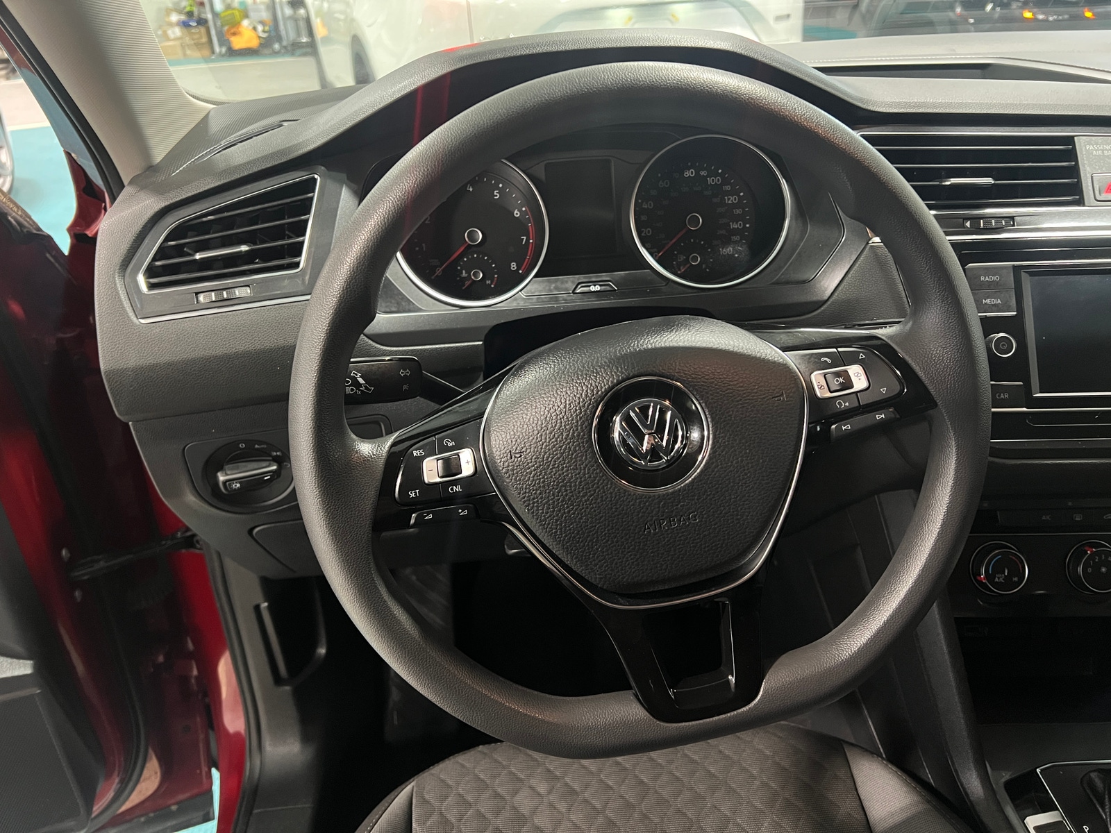 Thumbnail: 2018 Volkswagen Tiguan - 5