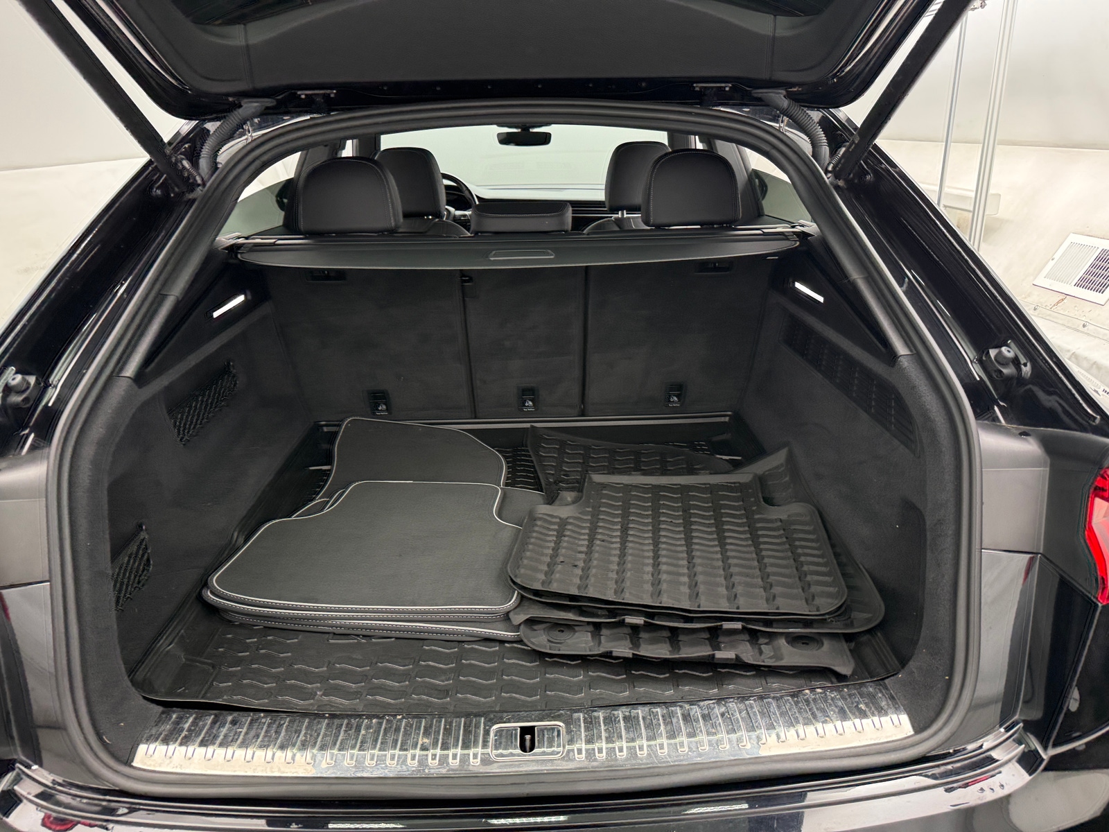 Thumbnail: 2021 Audi Q8 - 6