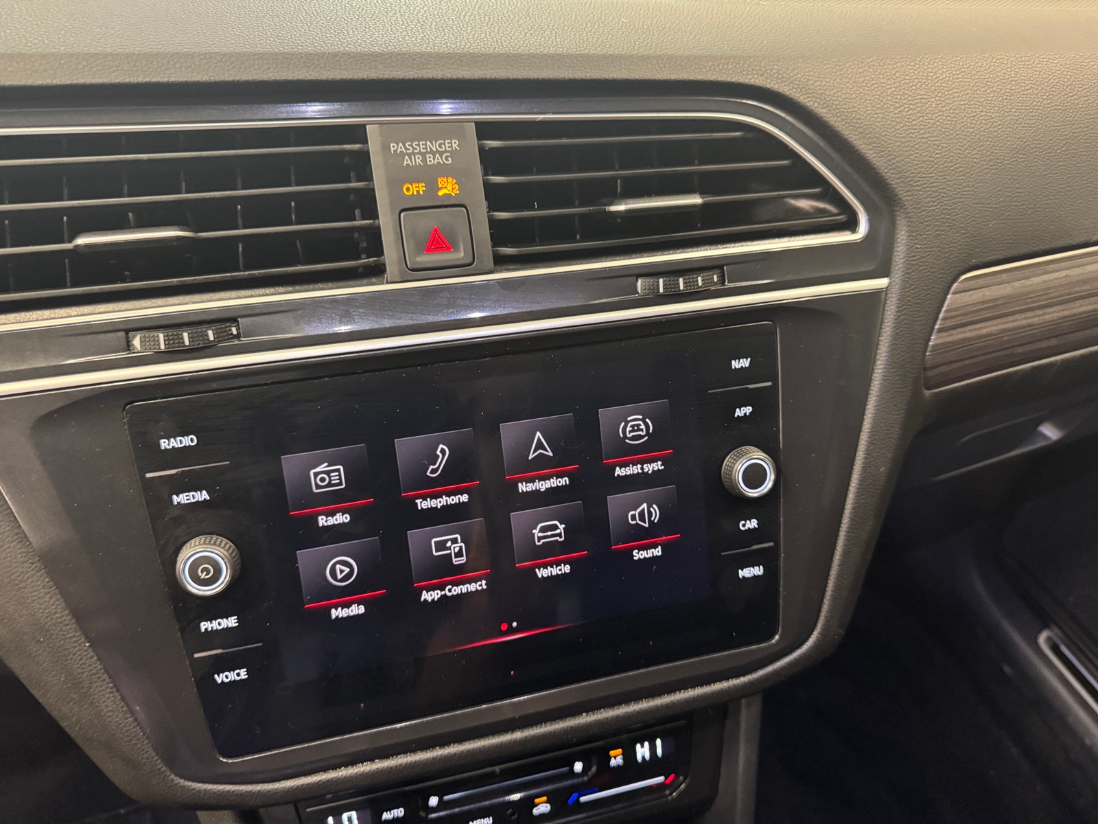 Thumbnail: 2024 Volkswagen Tiguan - 3