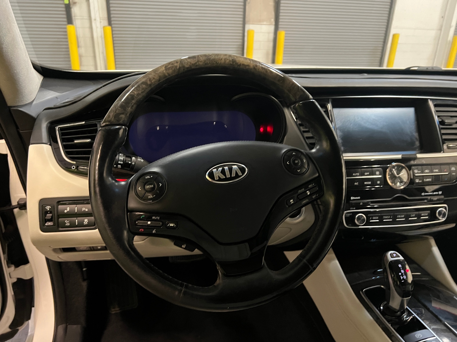 Thumbnail: 2015 Kia K900 - 4