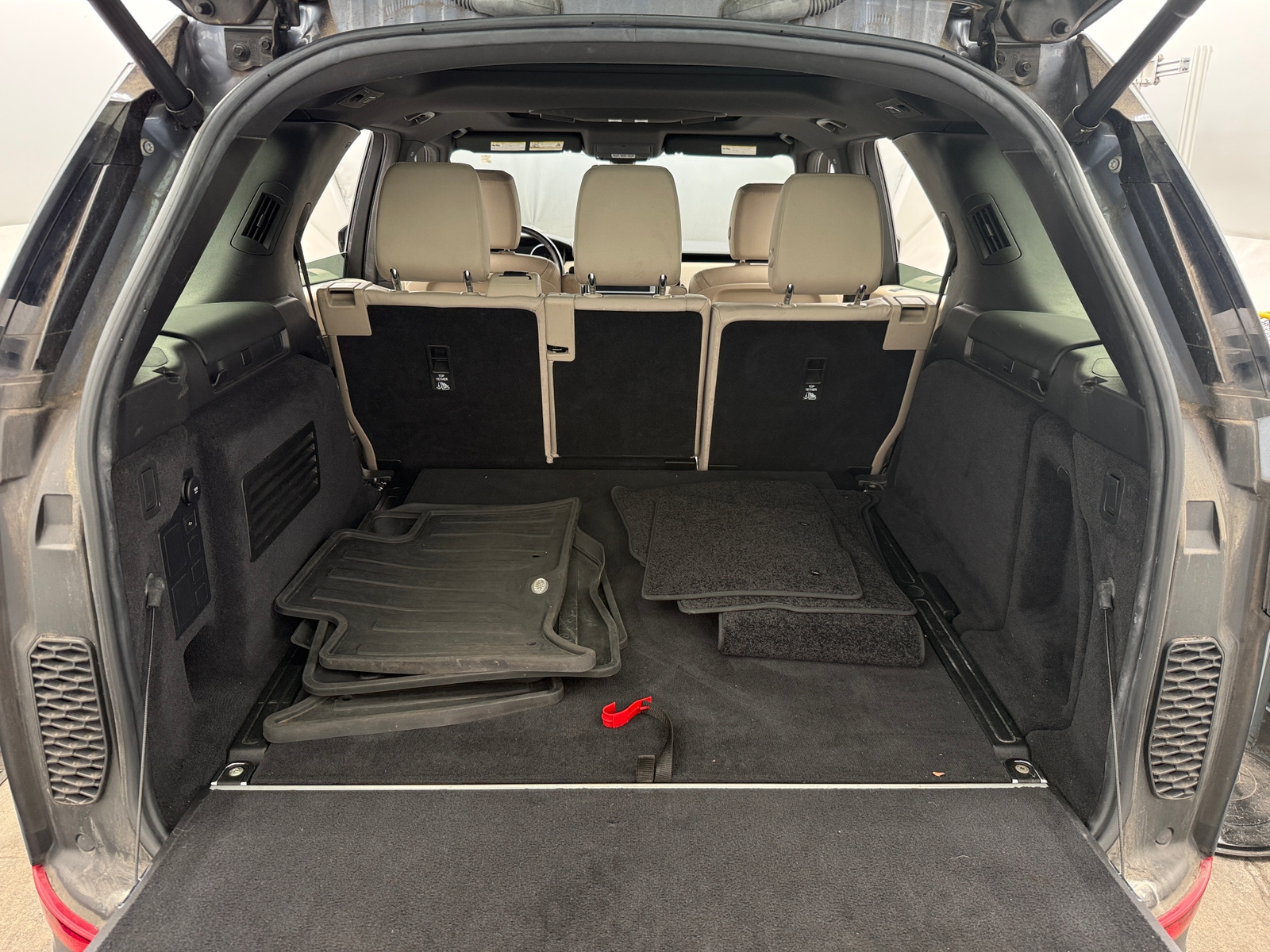 Thumbnail: 2019 Land Rover Discovery - 6