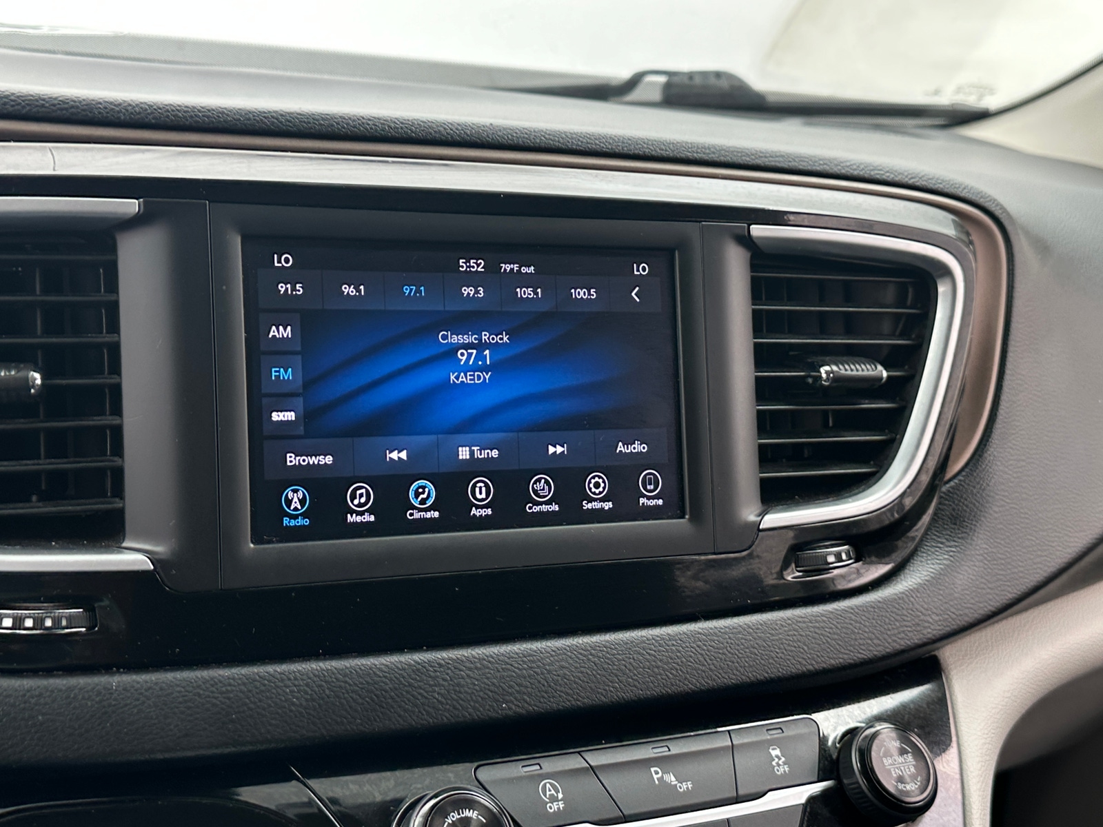 Thumbnail: 2018 Chrysler Pacifica - 3