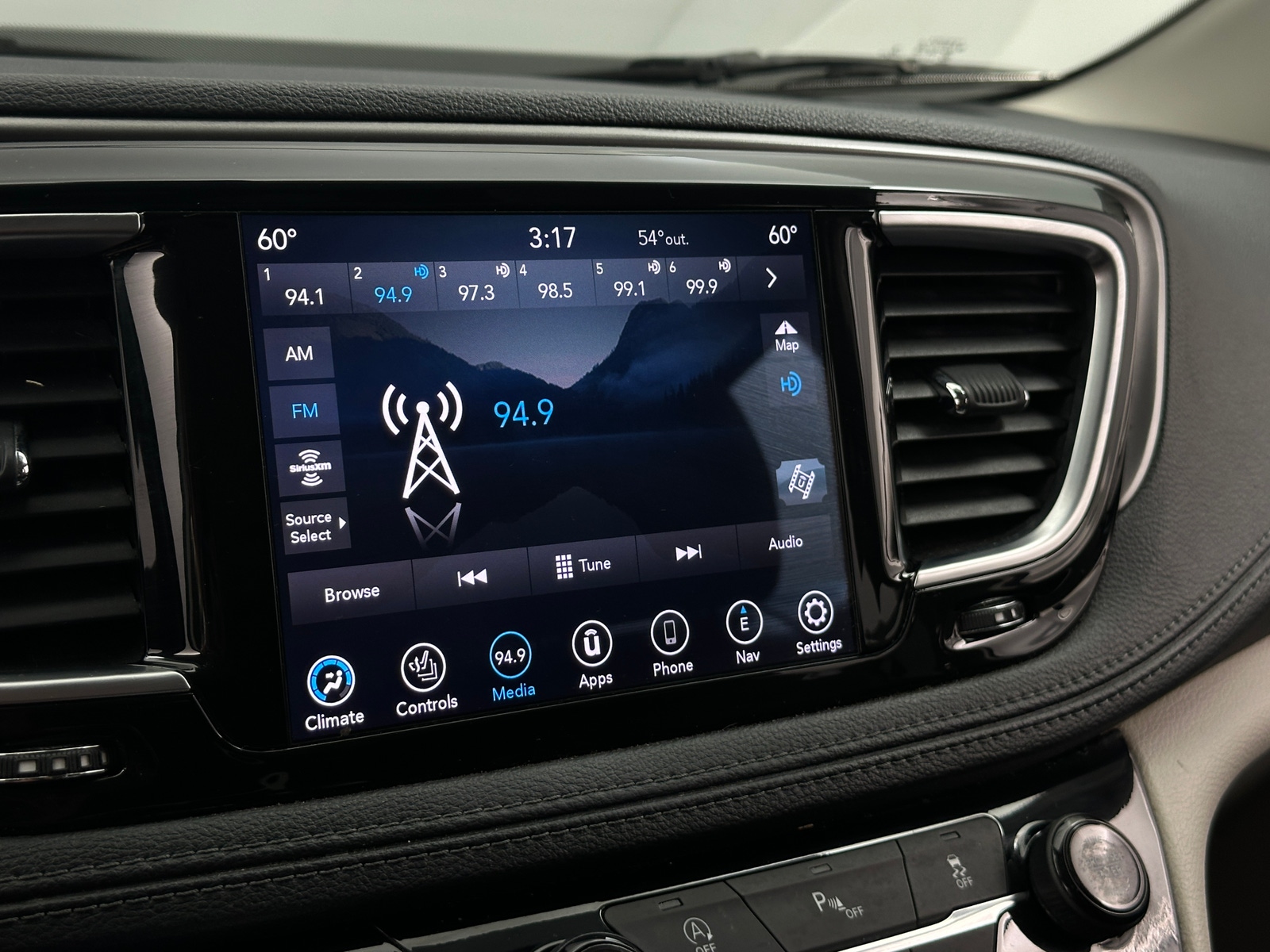 Thumbnail: 2019 Chrysler Pacifica - 3
